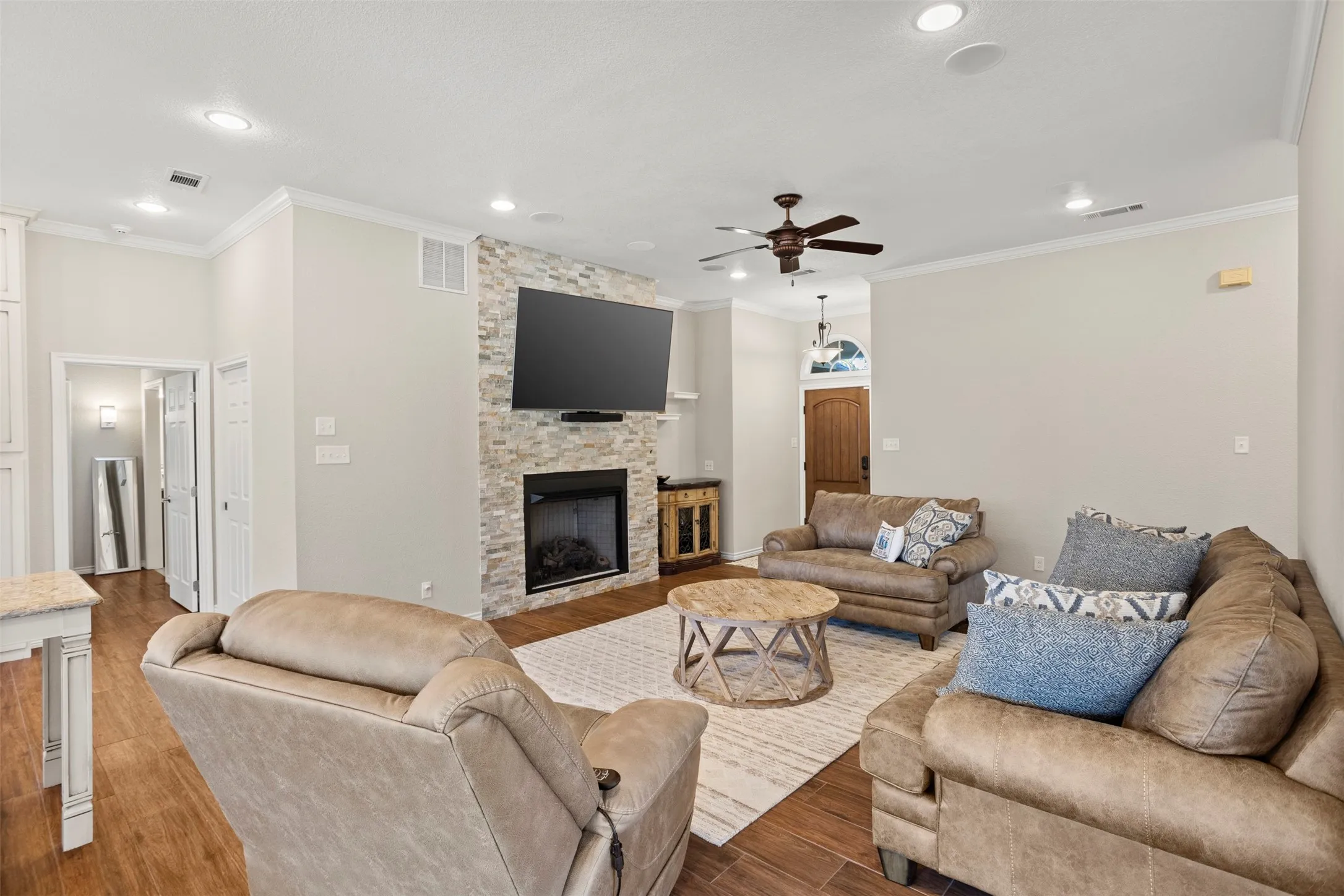 Single Family Residence For Sale in Henderson County , 116 1st Oak Drive, Enchanted Oaks, Texas 75156, 3 Bedroom, 2 Bathroom, 2 Garage spaces, 2,171 Sqft, built in 1998, Preowned, mls#21241116, Real Estate Agent in Enchanted Oaks, Homes For Sale in Henderson county, Homes For Sale in Enchanted Oaks, Realtor in Enchanted Oaks Texas, Real Estate Brokerage Independent Realty Texas, Luminita Cordes Realtor