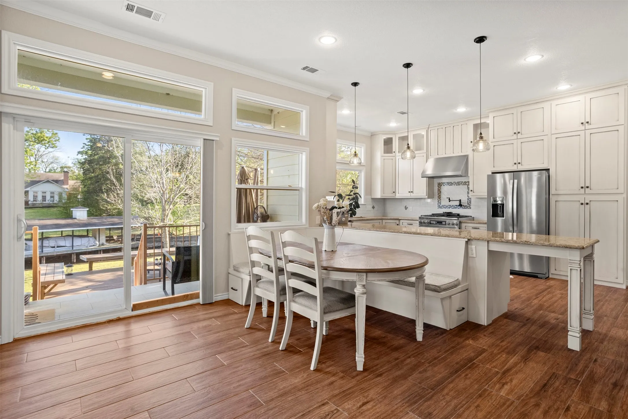 Single Family Residence For Sale in Henderson County , 116 1st Oak Drive, Enchanted Oaks, Texas 75156, 3 Bedroom, 2 Bathroom, 2 Garage spaces, 2,171 Sqft, built in 1998, Preowned, mls#21241116, Real Estate Agent in Enchanted Oaks, Homes For Sale in Henderson county, Homes For Sale in Enchanted Oaks, Realtor in Enchanted Oaks Texas, Real Estate Brokerage Independent Realty Texas, Luminita Cordes Realtor