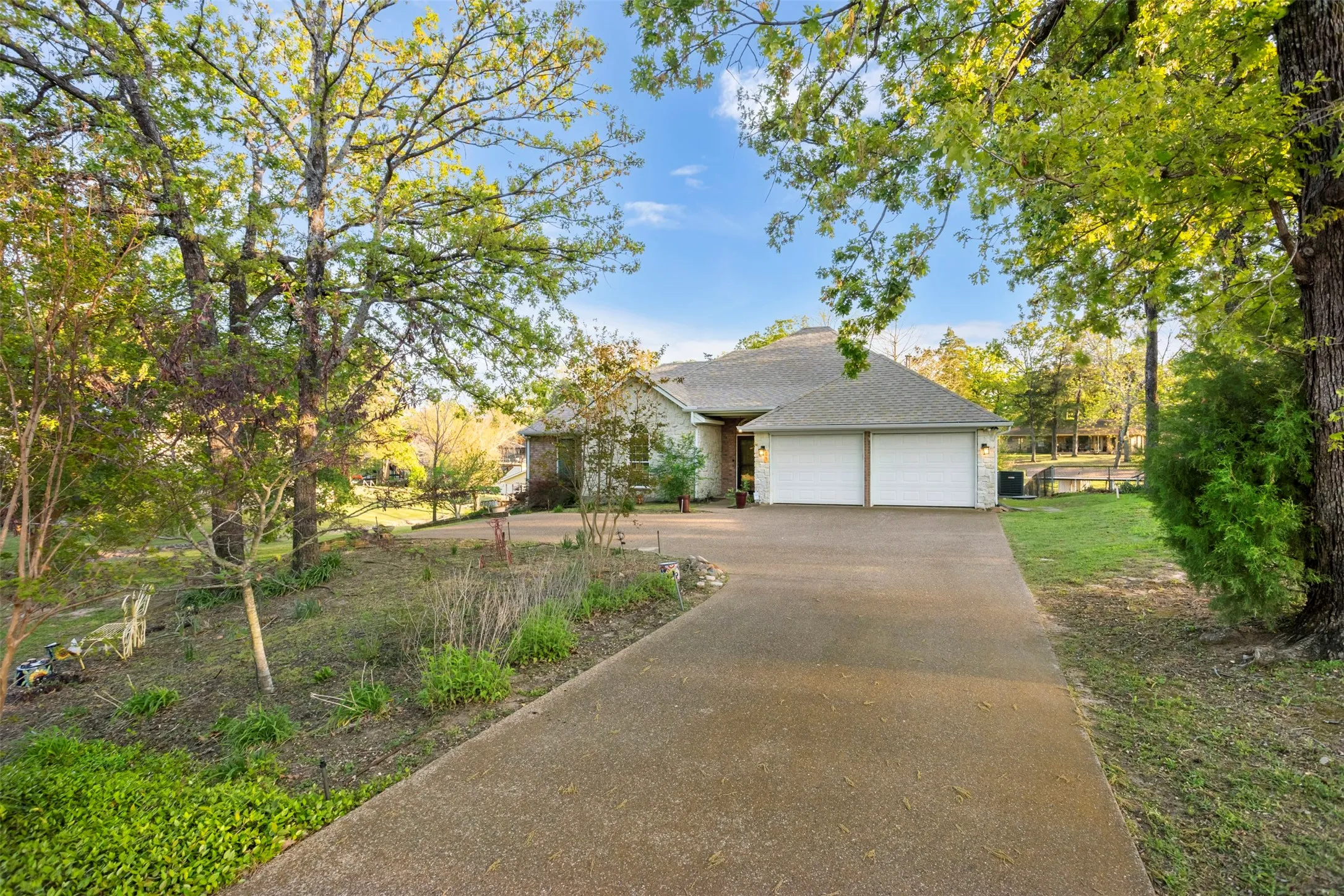 Single Family Residence For Sale in Henderson County , 116 1st Oak Drive, Enchanted Oaks, Texas 75156, 3 Bedroom, 2 Bathroom, 2 Garage spaces, 2,171 Sqft, built in 1998, Preowned, mls#21241116, Real Estate Agent in Enchanted Oaks, Homes For Sale in Henderson county, Homes For Sale in Enchanted Oaks, Realtor in Enchanted Oaks Texas, Real Estate Brokerage Independent Realty Texas, Luminita Cordes Realtor