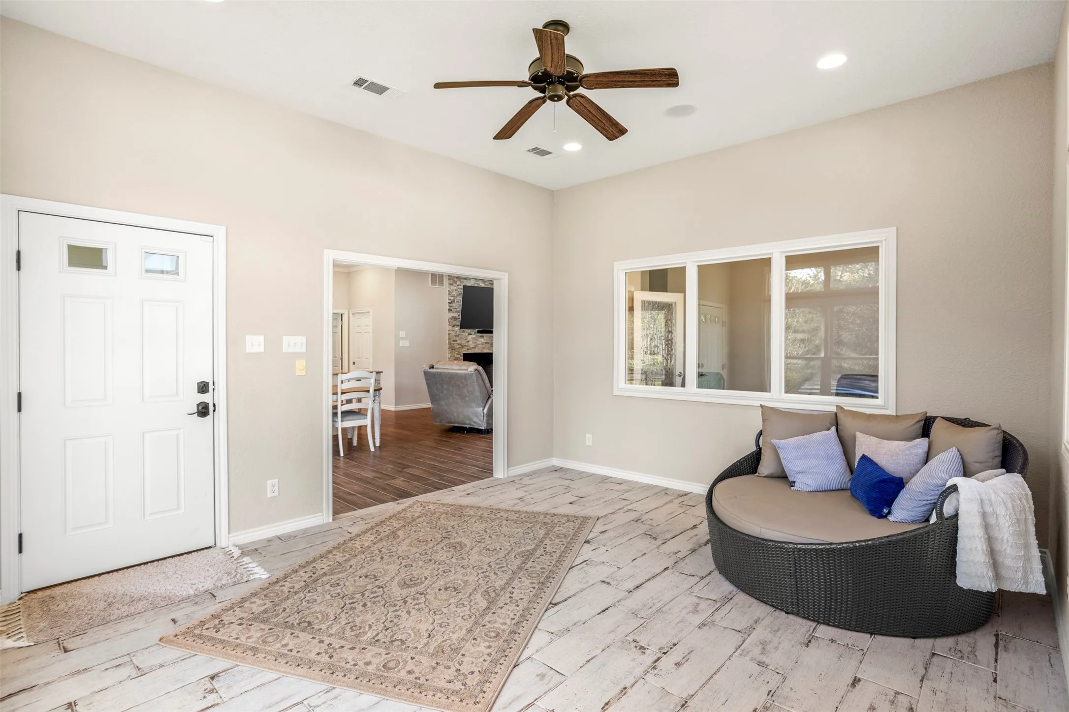 Single Family Residence For Sale in Henderson County , 116 1st Oak Drive, Enchanted Oaks, Texas 75156, 3 Bedroom, 2 Bathroom, 2 Garage spaces, 2,171 Sqft, built in 1998, Preowned, mls#21241116, Real Estate Agent in Enchanted Oaks, Homes For Sale in Henderson county, Homes For Sale in Enchanted Oaks, Realtor in Enchanted Oaks Texas, Real Estate Brokerage Independent Realty Texas, Luminita Cordes Realtor