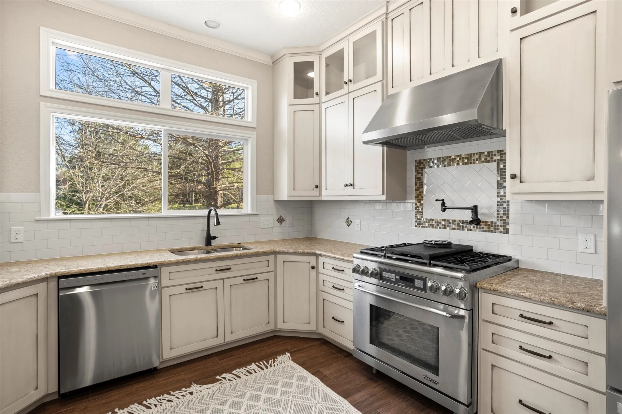 Single Family Residence For Sale in Henderson County , 116 1st Oak Drive, Enchanted Oaks, Texas 75156, 3 Bedroom, 2 Bathroom, 2 Garage spaces, 2,171 Sqft, built in 1998, Preowned, mls#21241116, Real Estate Agent in Enchanted Oaks, Homes For Sale in Henderson county, Homes For Sale in Enchanted Oaks, Realtor in Enchanted Oaks Texas, Real Estate Brokerage Independent Realty Texas, Luminita Cordes Realtor