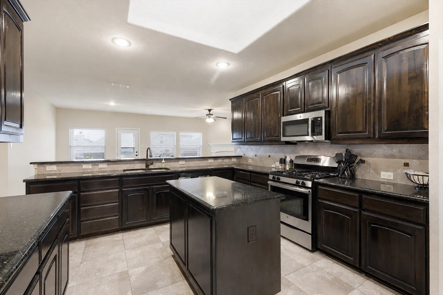 Single Family Residence For Sale in Tarrant County , 2432 Half Moon Bay Lane, Fort Worth, Texas 76177, 3 Bedroom, 2 Bathroom, 2 Garage spaces, 2,186 Sqft, built in 2013, Preowned, mls#21238180, Real Estate Agent in Fort Worth, Homes For Sale in Tarrant county, Homes For Sale in Fort Worth, Realtor in Fort Worth Texas, Real Estate Brokerage Independent Realty Texas, Luminita Cordes Realtor