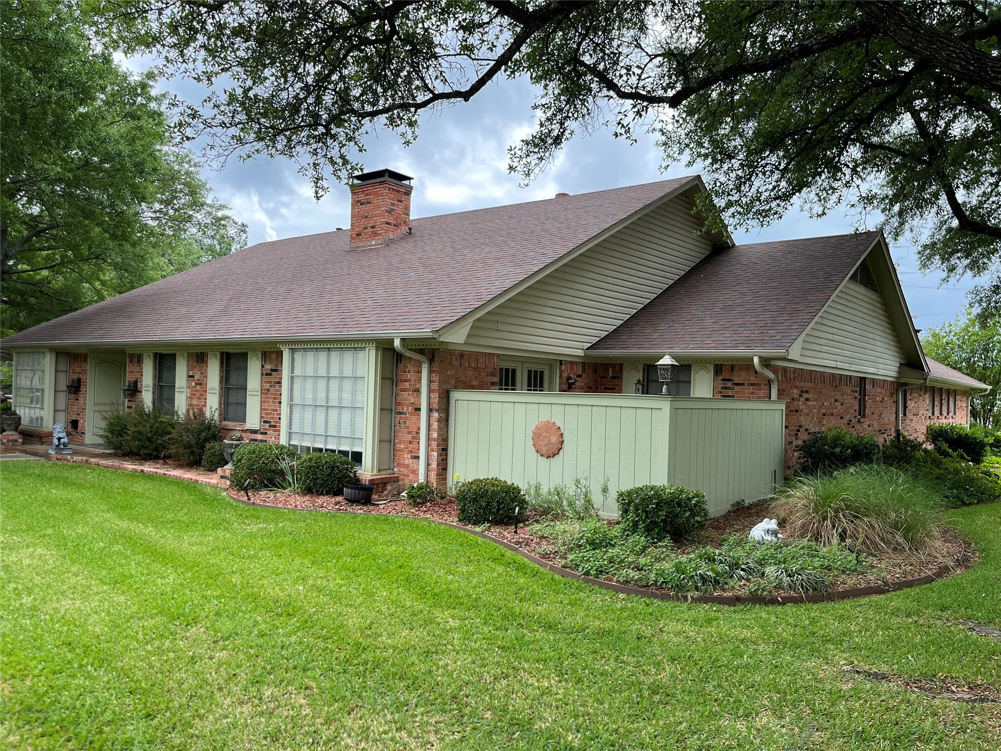 Single Family Residence For Sale in Hunt County , 2801 Rix Street, Commerce, Texas 75428, 4 Bedroom, 3 Bathroom, Garage spaces, 3,081 Sqft, built in 1983, Preowned, mls#21240687, Real Estate Agent in Commerce, Homes For Sale in Hunt county, Homes For Sale in Commerce, Realtor in Commerce Texas, Real Estate Brokerage Independent Realty Texas, Luminita Cordes Realtor