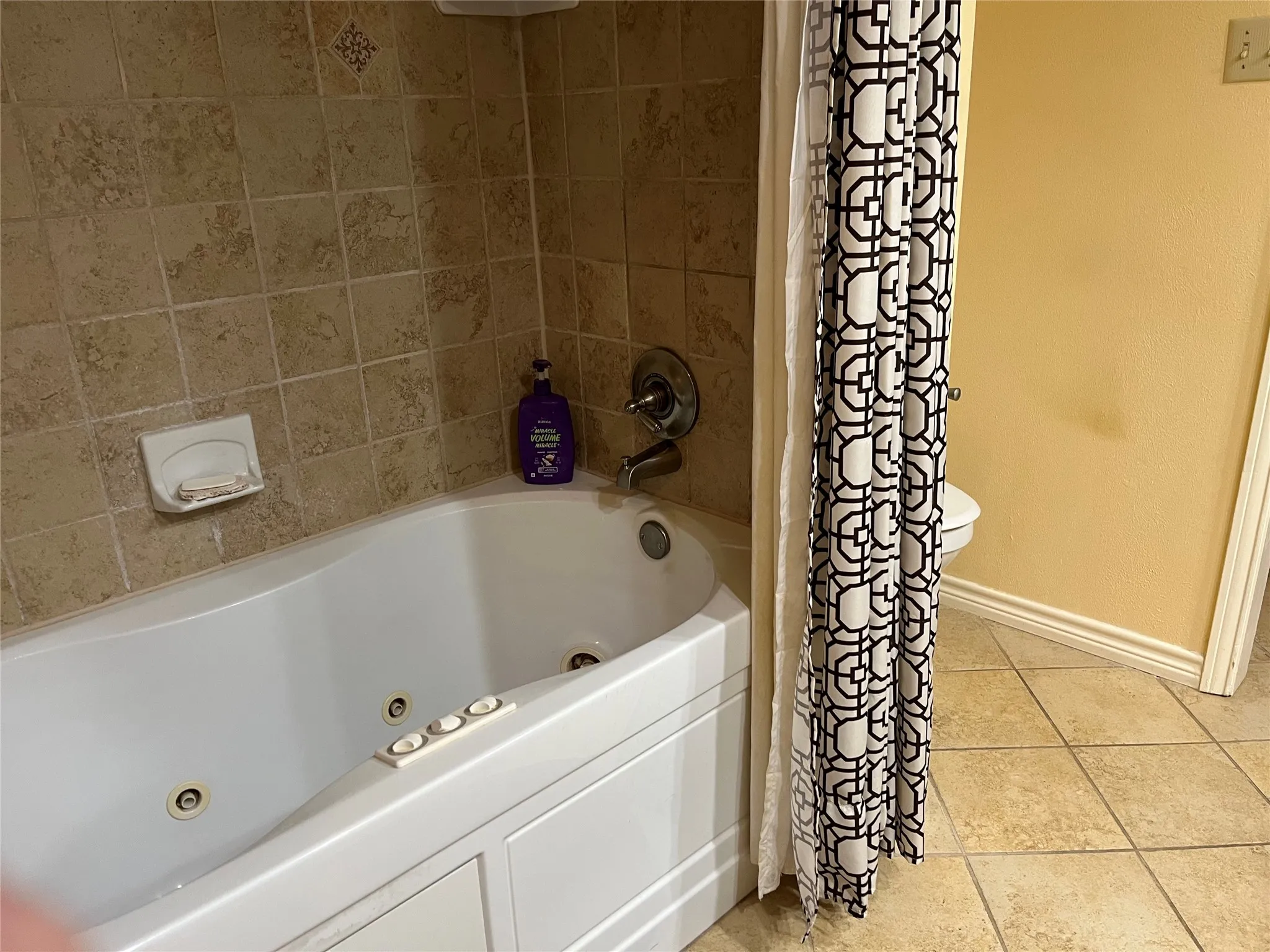 Jetted tub