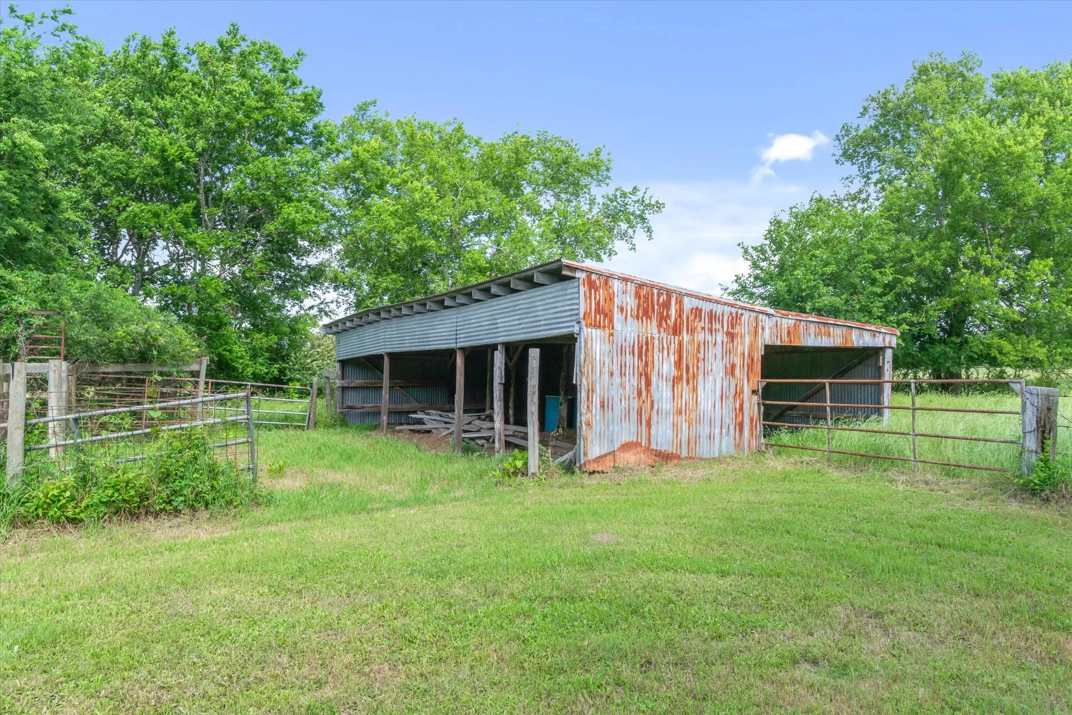 Farm For Sale in Kaufman County , 10761 County Road 348, Wills Point, Texas 75169, 3 Bedroom, 2 Bathroom, Garage spaces, 1,508 Sqft, built in 1970, mls#21238637, Real Estate Agent in Wills Point, Homes For Sale in Kaufman county, Homes For Sale in Wills Point, Realtor in Wills Point Texas, Real Estate Brokerage Independent Realty Texas, Luminita Cordes Realtor