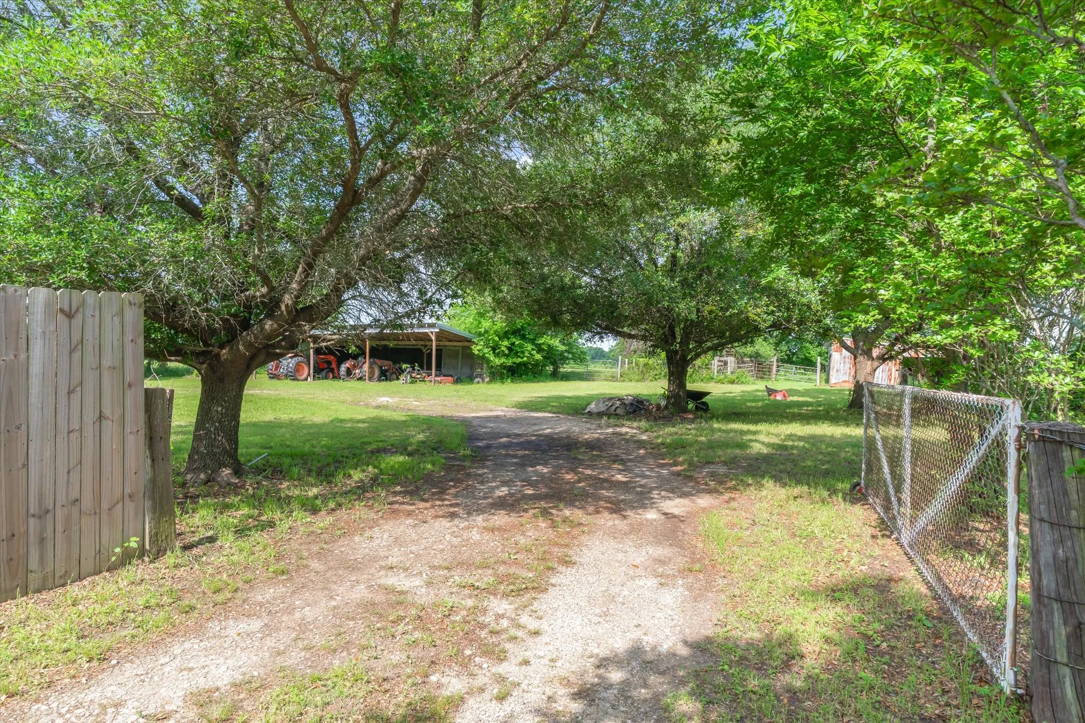 Farm For Sale in Kaufman County , 10761 County Road 348, Wills Point, Texas 75169, 3 Bedroom, 2 Bathroom, Garage spaces, 1,508 Sqft, built in 1970, mls#21238637, Real Estate Agent in Wills Point, Homes For Sale in Kaufman county, Homes For Sale in Wills Point, Realtor in Wills Point Texas, Real Estate Brokerage Independent Realty Texas, Luminita Cordes Realtor