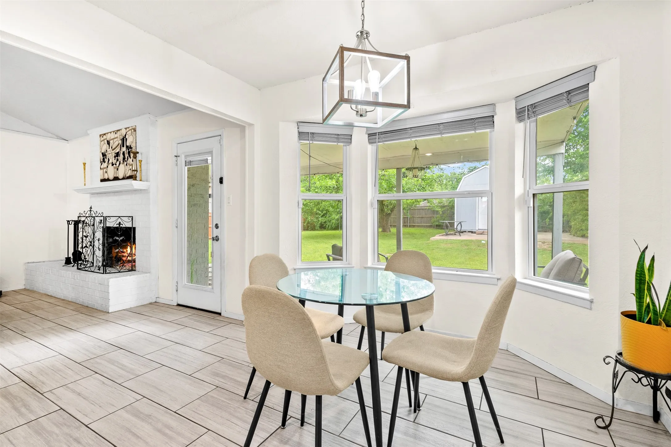 Single Family Residence For Sale in Tarrant County , 6808 Woodway Drive, Fort Worth, Texas 76133, 3 Bedroom, 2 Bathroom, 2 Garage spaces, 1,429 Sqft, built in 1976, Preowned, mls#21238861, Real Estate Agent in Fort Worth, Homes For Sale in Tarrant county, Homes For Sale in Fort Worth, Realtor in Fort Worth Texas, Real Estate Brokerage Independent Realty Texas, Luminita Cordes Realtor