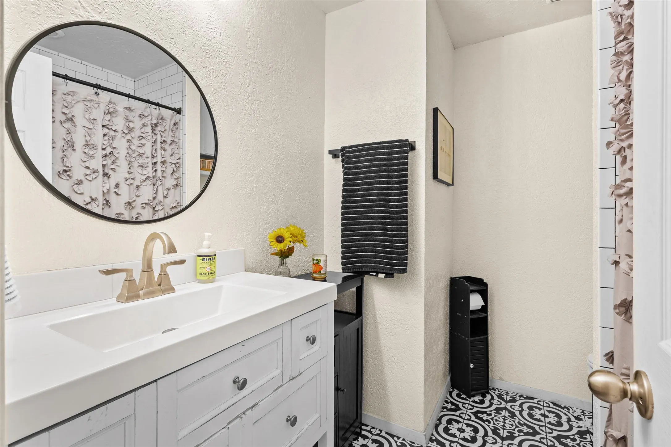 Single Family Residence For Sale in Tarrant County , 6808 Woodway Drive, Fort Worth, Texas 76133, 3 Bedroom, 2 Bathroom, 2 Garage spaces, 1,429 Sqft, built in 1976, Preowned, mls#21238861, Real Estate Agent in Fort Worth, Homes For Sale in Tarrant county, Homes For Sale in Fort Worth, Realtor in Fort Worth Texas, Real Estate Brokerage Independent Realty Texas, Luminita Cordes Realtor