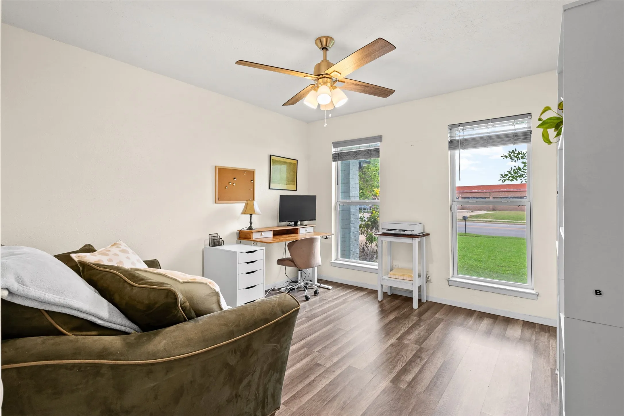 Single Family Residence For Sale in Tarrant County , 6808 Woodway Drive, Fort Worth, Texas 76133, 3 Bedroom, 2 Bathroom, 2 Garage spaces, 1,429 Sqft, built in 1976, Preowned, mls#21238861, Real Estate Agent in Fort Worth, Homes For Sale in Tarrant county, Homes For Sale in Fort Worth, Realtor in Fort Worth Texas, Real Estate Brokerage Independent Realty Texas, Luminita Cordes Realtor
