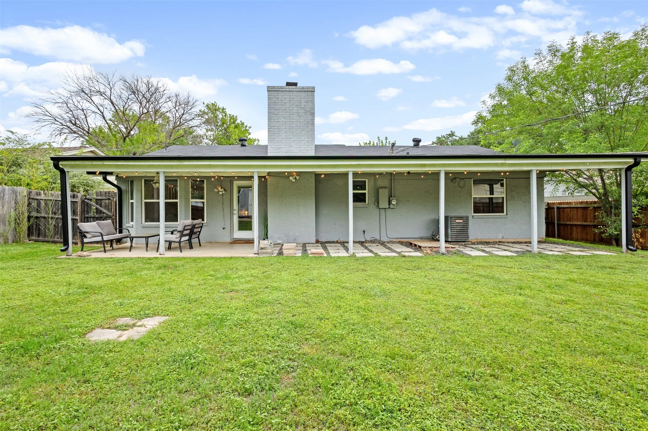 Single Family Residence For Sale in Tarrant County , 6808 Woodway Drive, Fort Worth, Texas 76133, 3 Bedroom, 2 Bathroom, 2 Garage spaces, 1,429 Sqft, built in 1976, Preowned, mls#21238861, Real Estate Agent in Fort Worth, Homes For Sale in Tarrant county, Homes For Sale in Fort Worth, Realtor in Fort Worth Texas, Real Estate Brokerage Independent Realty Texas, Luminita Cordes Realtor