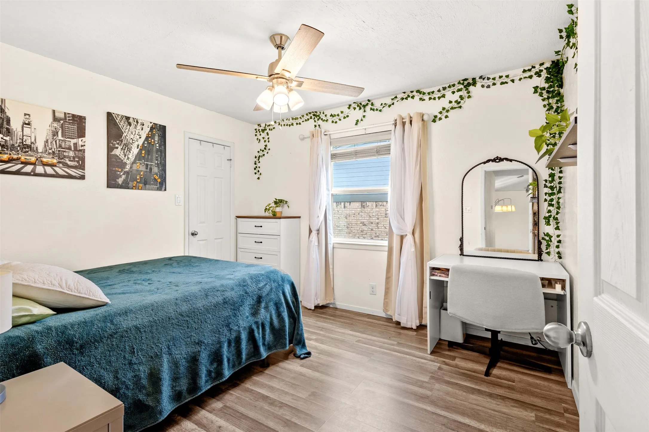 Single Family Residence For Sale in Tarrant County , 6808 Woodway Drive, Fort Worth, Texas 76133, 3 Bedroom, 2 Bathroom, 2 Garage spaces, 1,429 Sqft, built in 1976, Preowned, mls#21238861, Real Estate Agent in Fort Worth, Homes For Sale in Tarrant county, Homes For Sale in Fort Worth, Realtor in Fort Worth Texas, Real Estate Brokerage Independent Realty Texas, Luminita Cordes Realtor