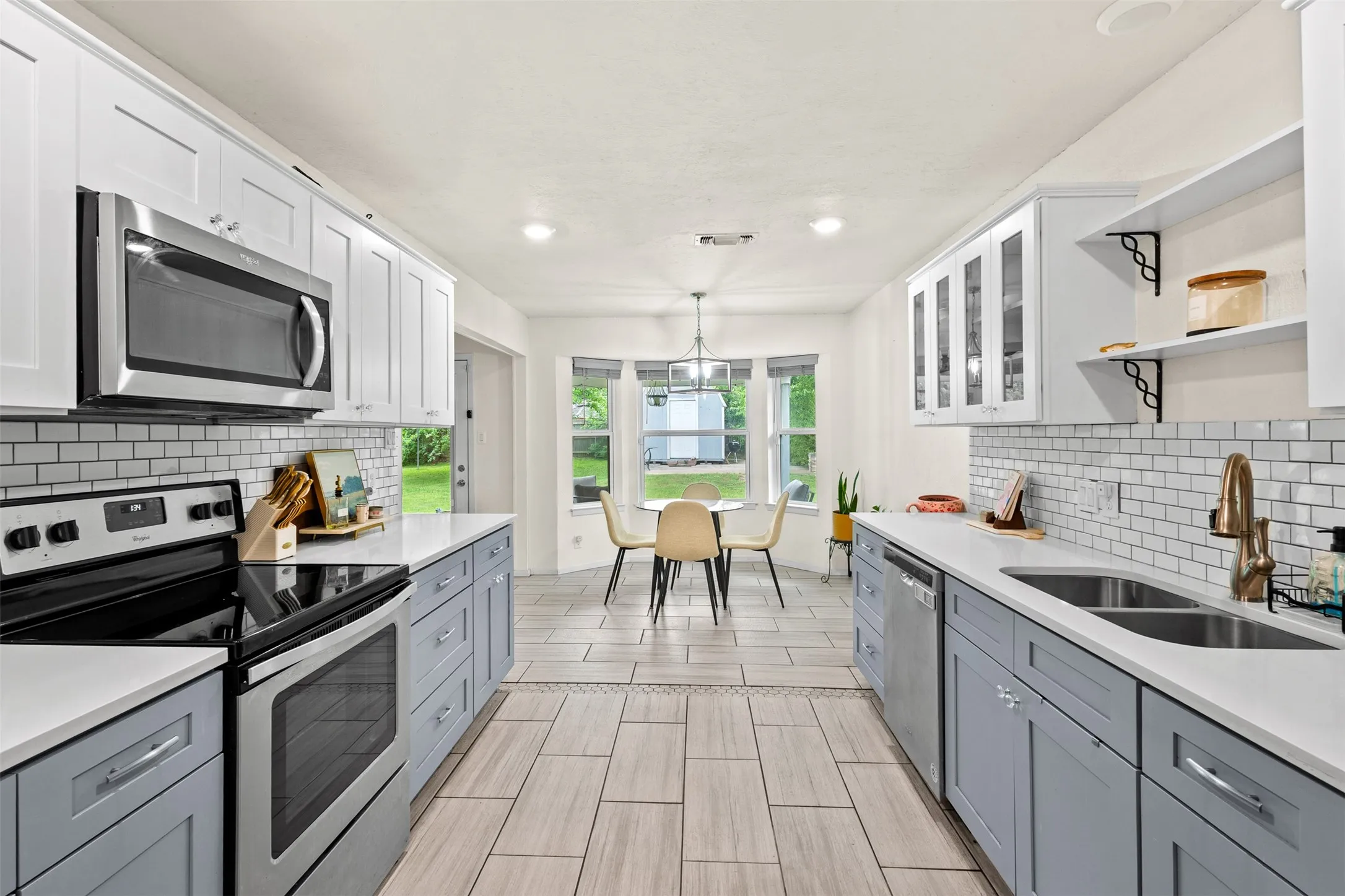 Single Family Residence For Sale in Tarrant County , 6808 Woodway Drive, Fort Worth, Texas 76133, 3 Bedroom, 2 Bathroom, 2 Garage spaces, 1,429 Sqft, built in 1976, Preowned, mls#21238861, Real Estate Agent in Fort Worth, Homes For Sale in Tarrant county, Homes For Sale in Fort Worth, Realtor in Fort Worth Texas, Real Estate Brokerage Independent Realty Texas, Luminita Cordes Realtor