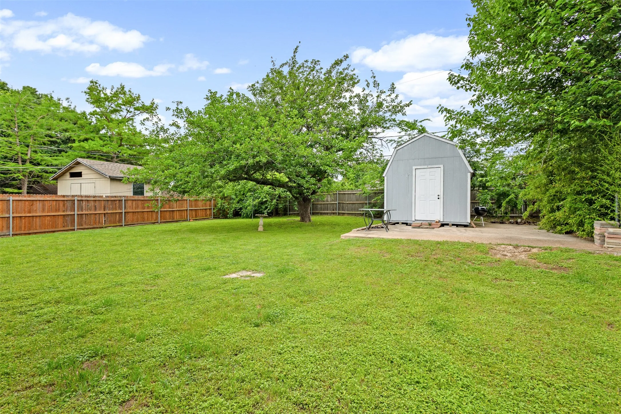 Single Family Residence For Sale in Tarrant County , 6808 Woodway Drive, Fort Worth, Texas 76133, 3 Bedroom, 2 Bathroom, 2 Garage spaces, 1,429 Sqft, built in 1976, Preowned, mls#21238861, Real Estate Agent in Fort Worth, Homes For Sale in Tarrant county, Homes For Sale in Fort Worth, Realtor in Fort Worth Texas, Real Estate Brokerage Independent Realty Texas, Luminita Cordes Realtor
