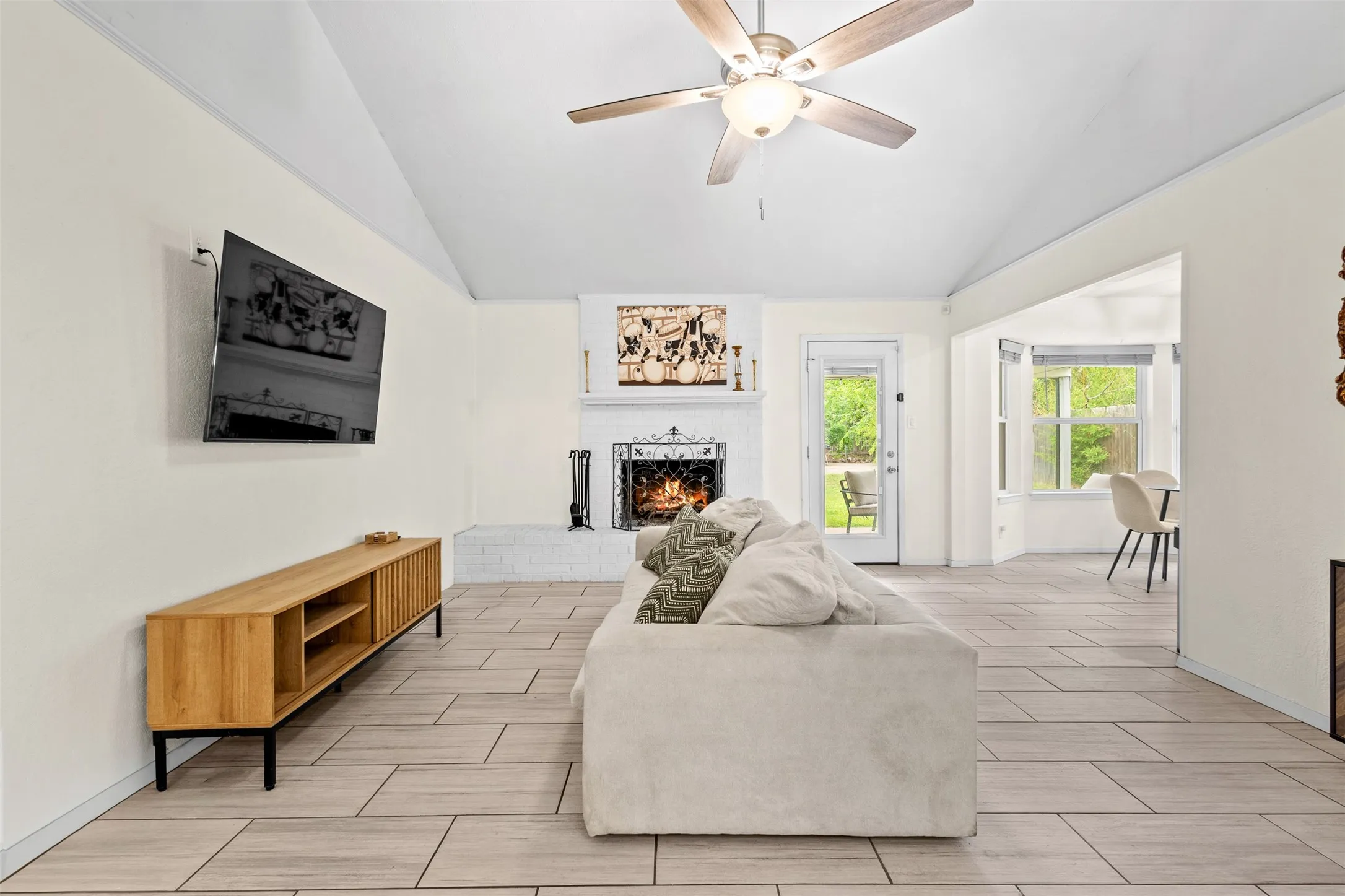 Single Family Residence For Sale in Tarrant County , 6808 Woodway Drive, Fort Worth, Texas 76133, 3 Bedroom, 2 Bathroom, 2 Garage spaces, 1,429 Sqft, built in 1976, Preowned, mls#21238861, Real Estate Agent in Fort Worth, Homes For Sale in Tarrant county, Homes For Sale in Fort Worth, Realtor in Fort Worth Texas, Real Estate Brokerage Independent Realty Texas, Luminita Cordes Realtor