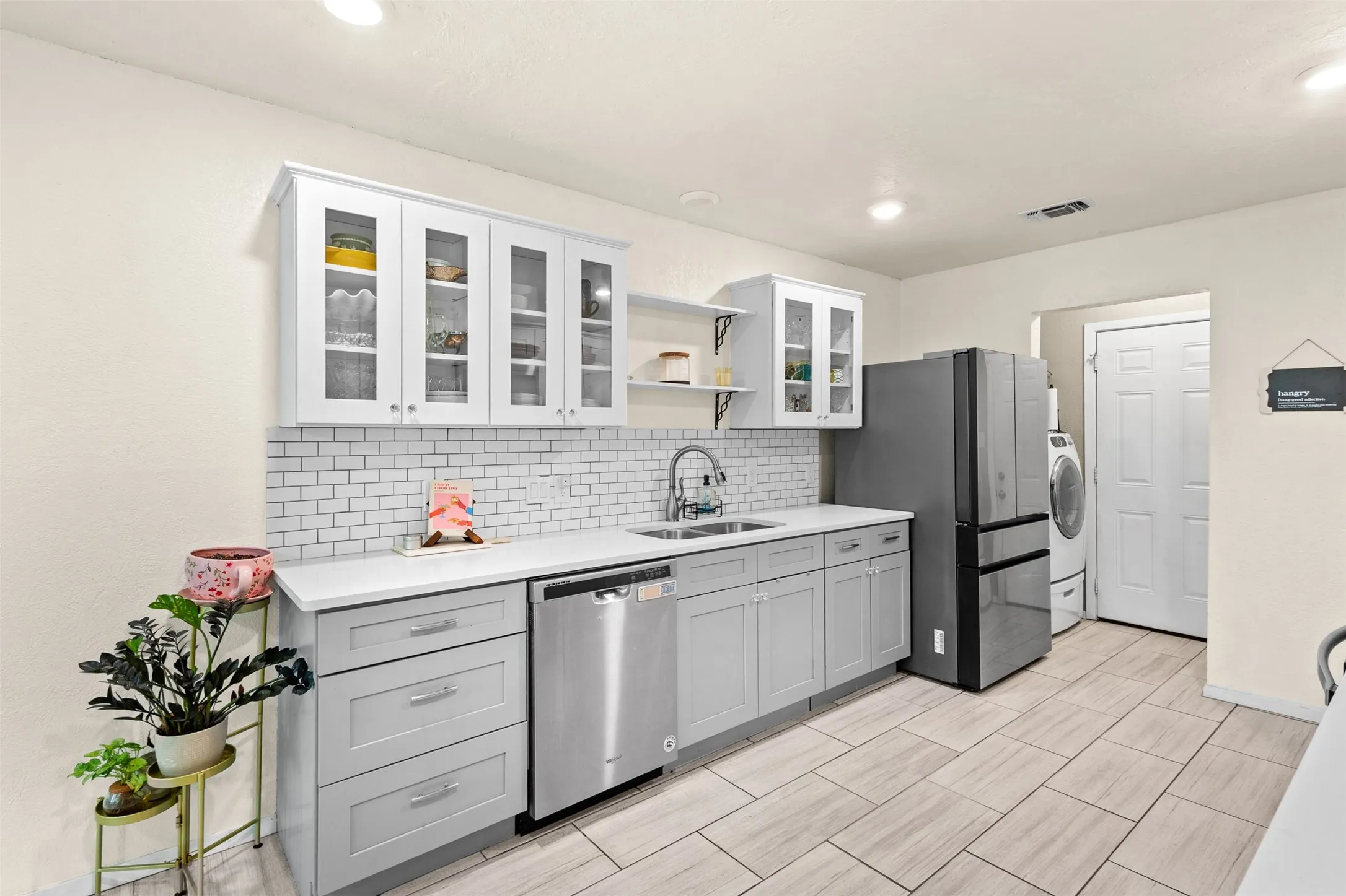 Single Family Residence For Sale in Tarrant County , 6808 Woodway Drive, Fort Worth, Texas 76133, 3 Bedroom, 2 Bathroom, 2 Garage spaces, 1,429 Sqft, built in 1976, Preowned, mls#21238861, Real Estate Agent in Fort Worth, Homes For Sale in Tarrant county, Homes For Sale in Fort Worth, Realtor in Fort Worth Texas, Real Estate Brokerage Independent Realty Texas, Luminita Cordes Realtor