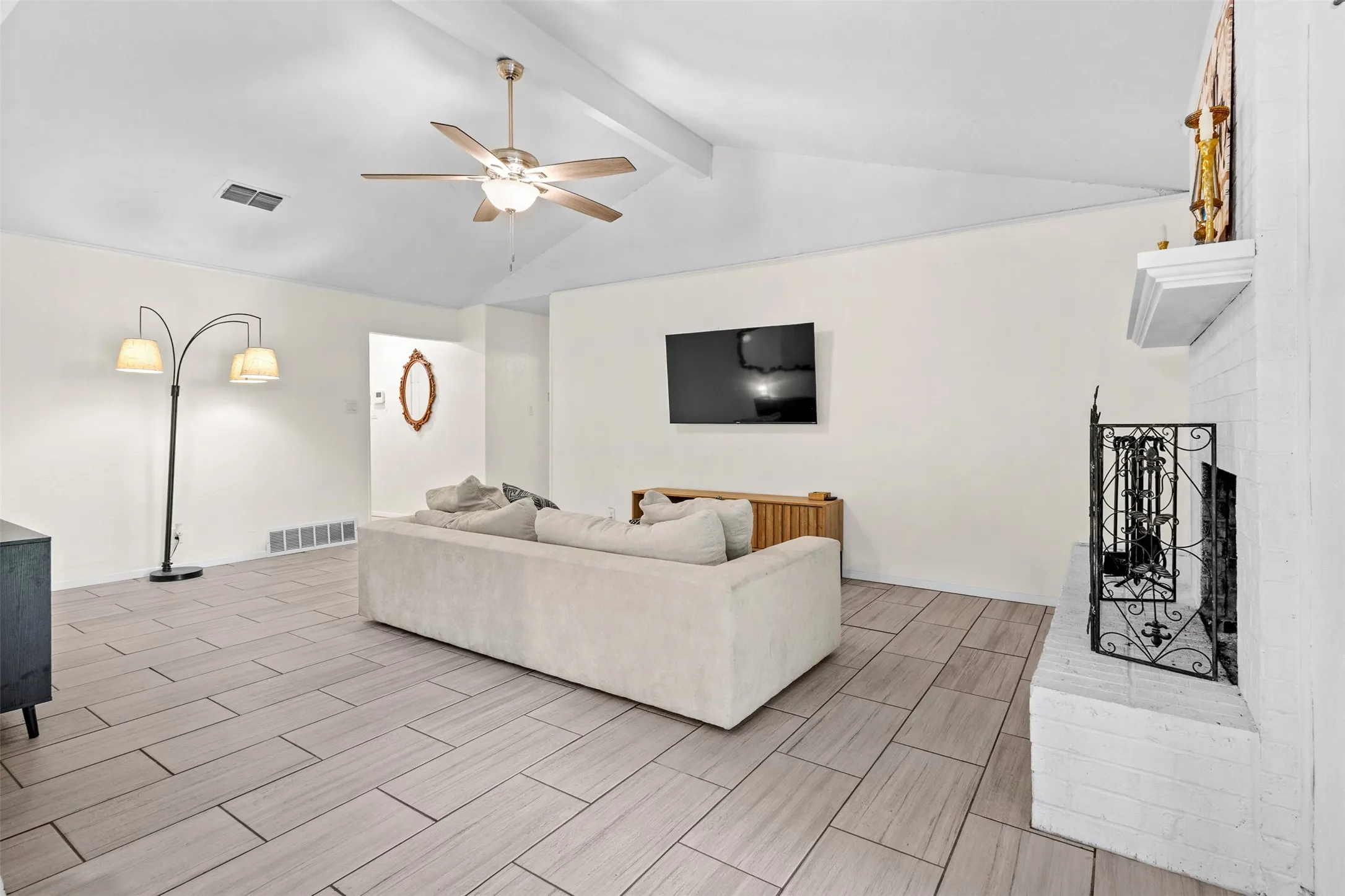 Single Family Residence For Sale in Tarrant County , 6808 Woodway Drive, Fort Worth, Texas 76133, 3 Bedroom, 2 Bathroom, 2 Garage spaces, 1,429 Sqft, built in 1976, Preowned, mls#21238861, Real Estate Agent in Fort Worth, Homes For Sale in Tarrant county, Homes For Sale in Fort Worth, Realtor in Fort Worth Texas, Real Estate Brokerage Independent Realty Texas, Luminita Cordes Realtor