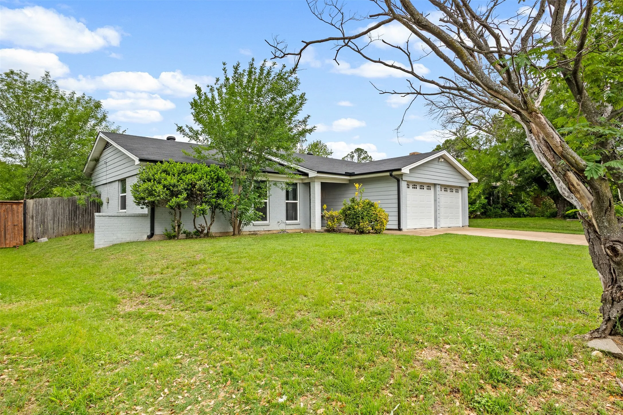 Single Family Residence For Sale in Tarrant County , 6808 Woodway Drive, Fort Worth, Texas 76133, 3 Bedroom, 2 Bathroom, 2 Garage spaces, 1,429 Sqft, built in 1976, Preowned, mls#21238861, Real Estate Agent in Fort Worth, Homes For Sale in Tarrant county, Homes For Sale in Fort Worth, Realtor in Fort Worth Texas, Real Estate Brokerage Independent Realty Texas, Luminita Cordes Realtor
