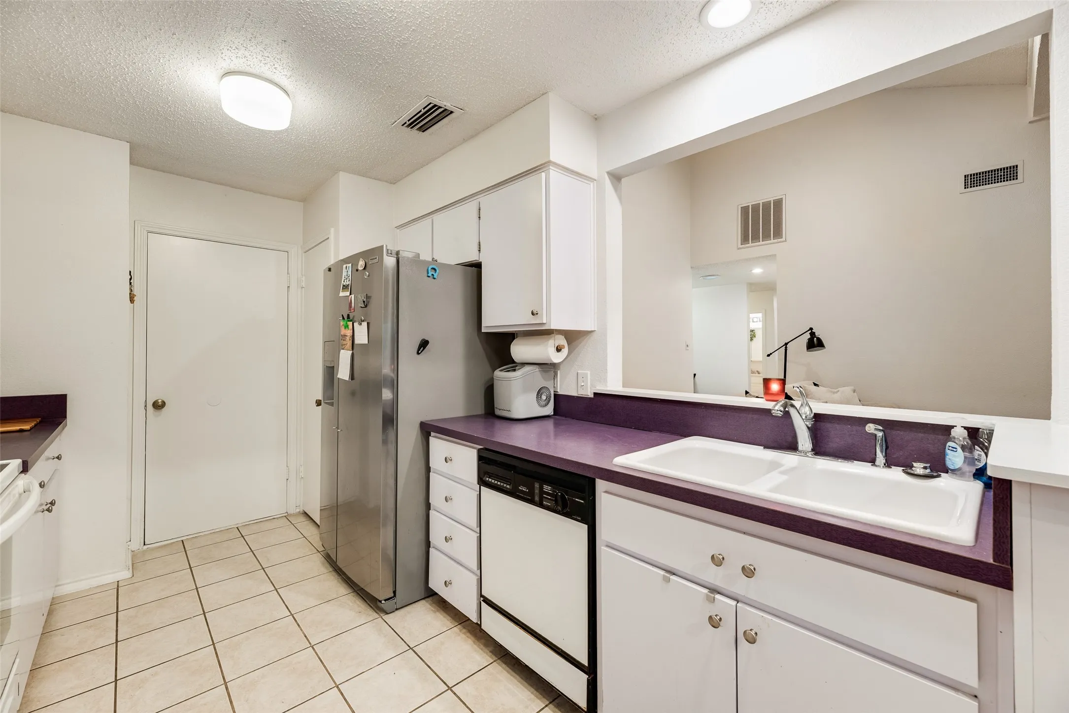 Single Family Residence For Sale in Dallas County , 1801 Woodview Court, Grand Prairie, Texas 75050, 3 Bedroom, 2 Bathroom, 2 Garage spaces, 1,586 Sqft, built in 1976, Preowned, mls#21237905, Real Estate Agent in Grand Prairie, Homes For Sale in Dallas county, Homes For Sale in Grand Prairie, Realtor in Grand Prairie Texas, Real Estate Brokerage Independent Realty Texas, Luminita Cordes Realtor