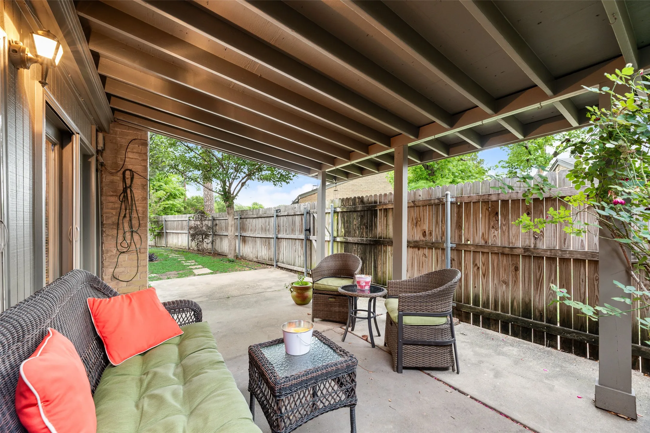 Single Family Residence For Sale in Dallas County , 1801 Woodview Court, Grand Prairie, Texas 75050, 3 Bedroom, 2 Bathroom, 2 Garage spaces, 1,586 Sqft, built in 1976, Preowned, mls#21237905, Real Estate Agent in Grand Prairie, Homes For Sale in Dallas county, Homes For Sale in Grand Prairie, Realtor in Grand Prairie Texas, Real Estate Brokerage Independent Realty Texas, Luminita Cordes Realtor