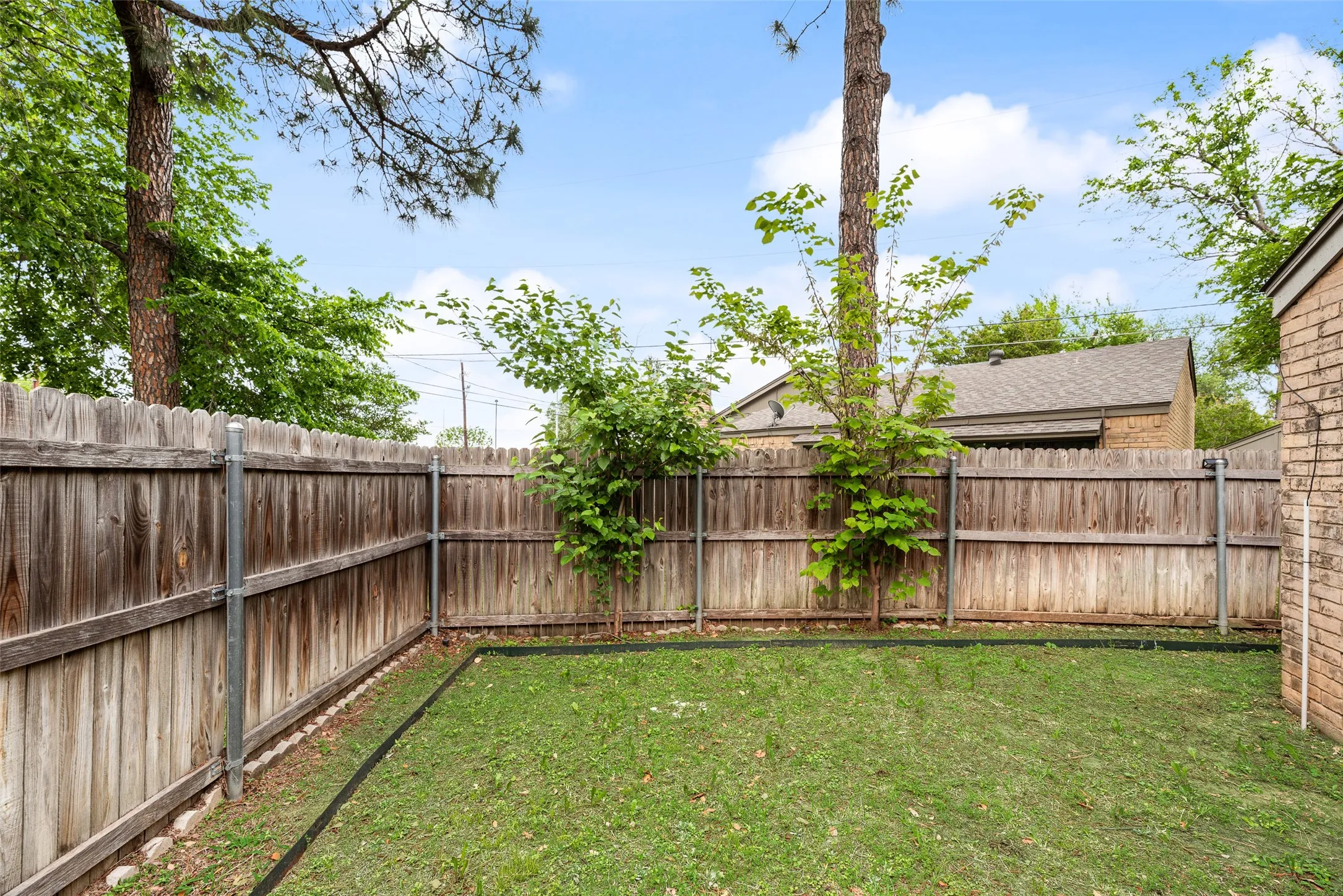 Single Family Residence For Sale in Dallas County , 1801 Woodview Court, Grand Prairie, Texas 75050, 3 Bedroom, 2 Bathroom, 2 Garage spaces, 1,586 Sqft, built in 1976, Preowned, mls#21237905, Real Estate Agent in Grand Prairie, Homes For Sale in Dallas county, Homes For Sale in Grand Prairie, Realtor in Grand Prairie Texas, Real Estate Brokerage Independent Realty Texas, Luminita Cordes Realtor