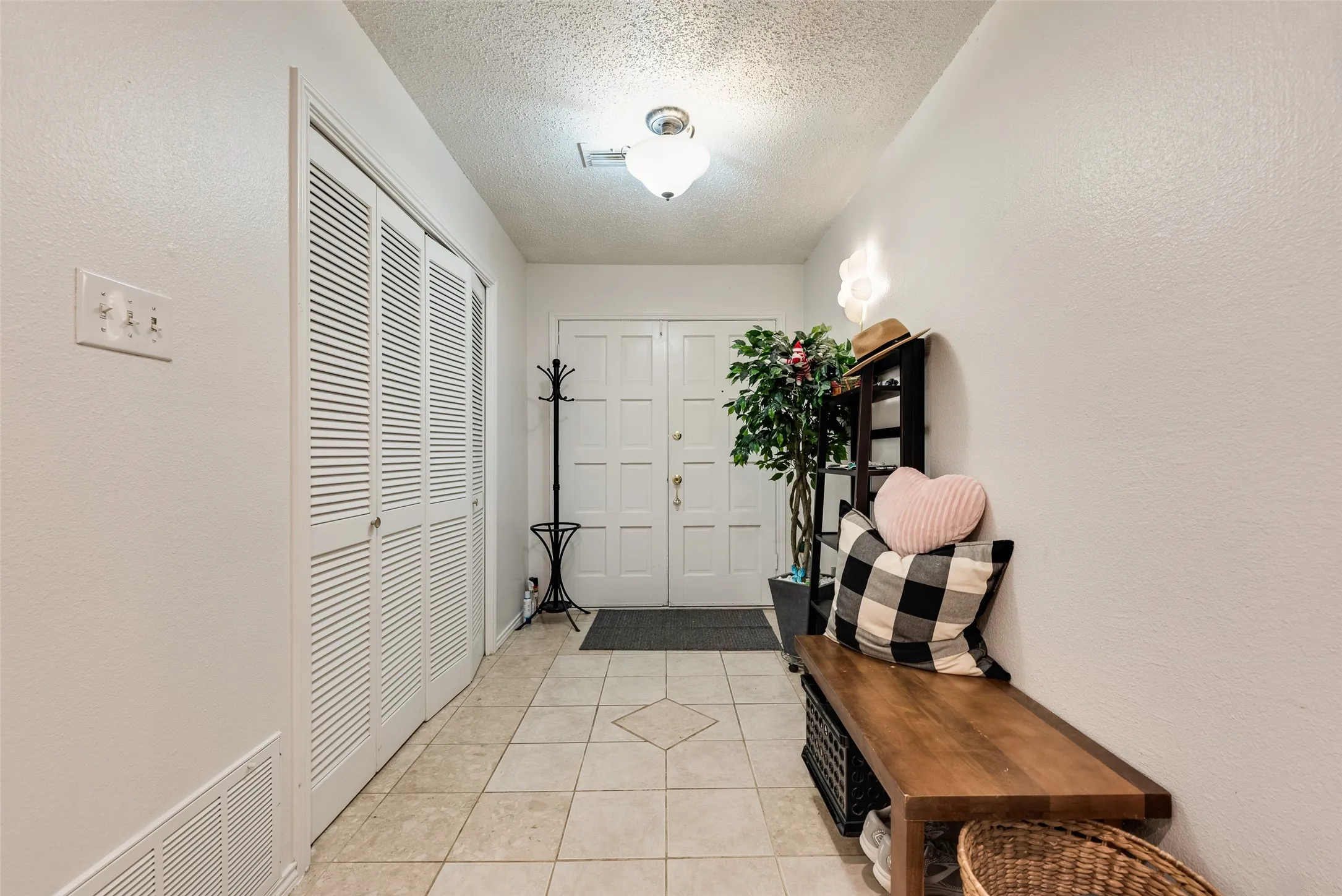 Single Family Residence For Sale in Dallas County , 1801 Woodview Court, Grand Prairie, Texas 75050, 3 Bedroom, 2 Bathroom, 2 Garage spaces, 1,586 Sqft, built in 1976, Preowned, mls#21237905, Real Estate Agent in Grand Prairie, Homes For Sale in Dallas county, Homes For Sale in Grand Prairie, Realtor in Grand Prairie Texas, Real Estate Brokerage Independent Realty Texas, Luminita Cordes Realtor