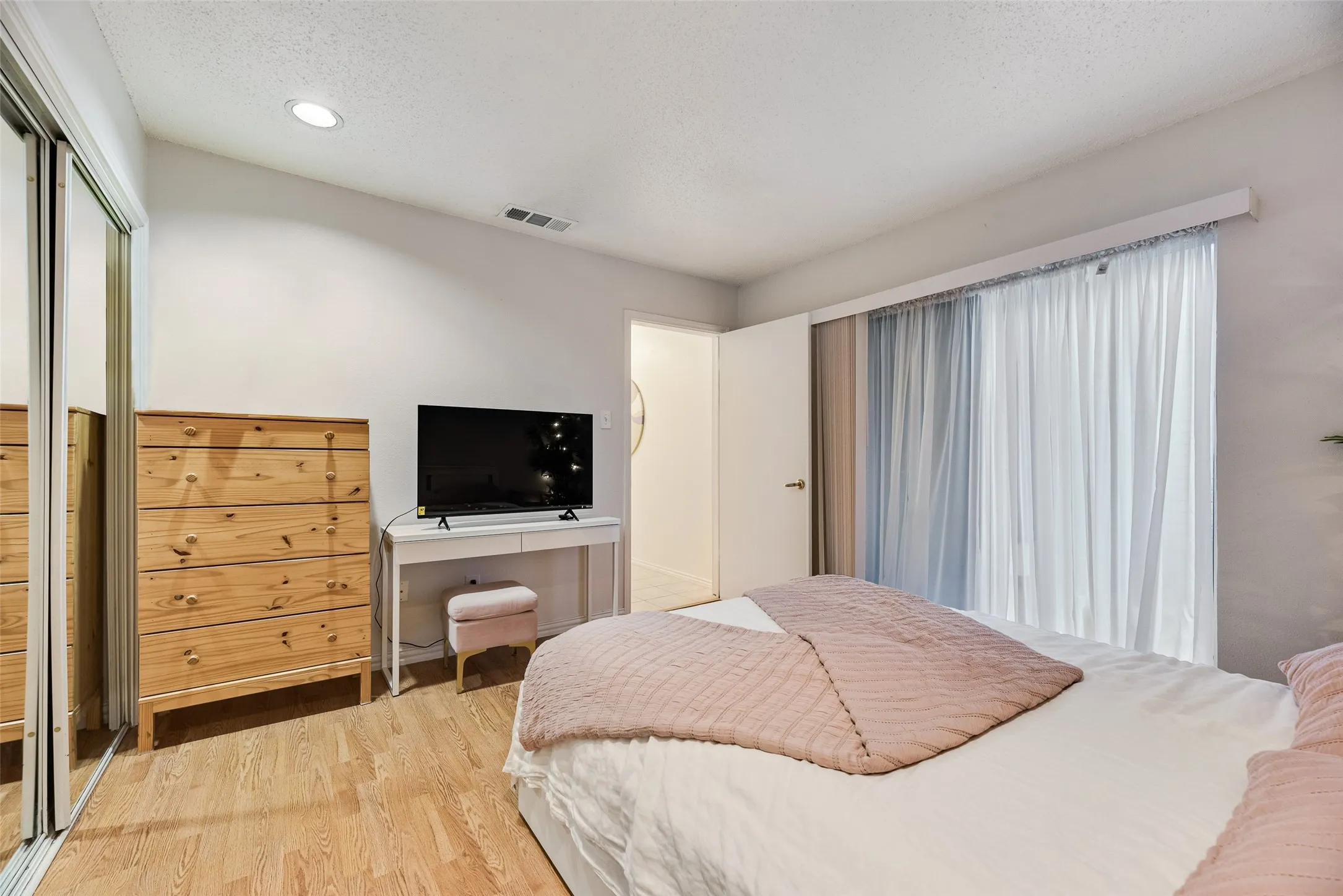 Single Family Residence For Sale in Dallas County , 1801 Woodview Court, Grand Prairie, Texas 75050, 3 Bedroom, 2 Bathroom, 2 Garage spaces, 1,586 Sqft, built in 1976, Preowned, mls#21237905, Real Estate Agent in Grand Prairie, Homes For Sale in Dallas county, Homes For Sale in Grand Prairie, Realtor in Grand Prairie Texas, Real Estate Brokerage Independent Realty Texas, Luminita Cordes Realtor