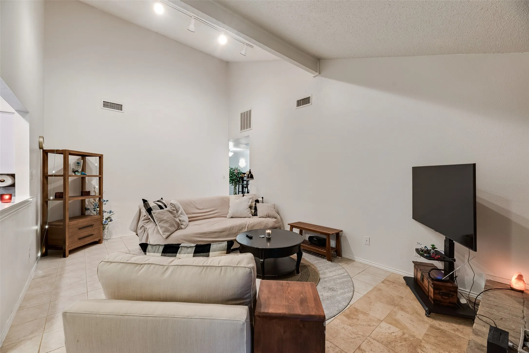 Single Family Residence For Sale in Dallas County , 1801 Woodview Court, Grand Prairie, Texas 75050, 3 Bedroom, 2 Bathroom, 2 Garage spaces, 1,586 Sqft, built in 1976, Preowned, mls#21237905, Real Estate Agent in Grand Prairie, Homes For Sale in Dallas county, Homes For Sale in Grand Prairie, Realtor in Grand Prairie Texas, Real Estate Brokerage Independent Realty Texas, Luminita Cordes Realtor