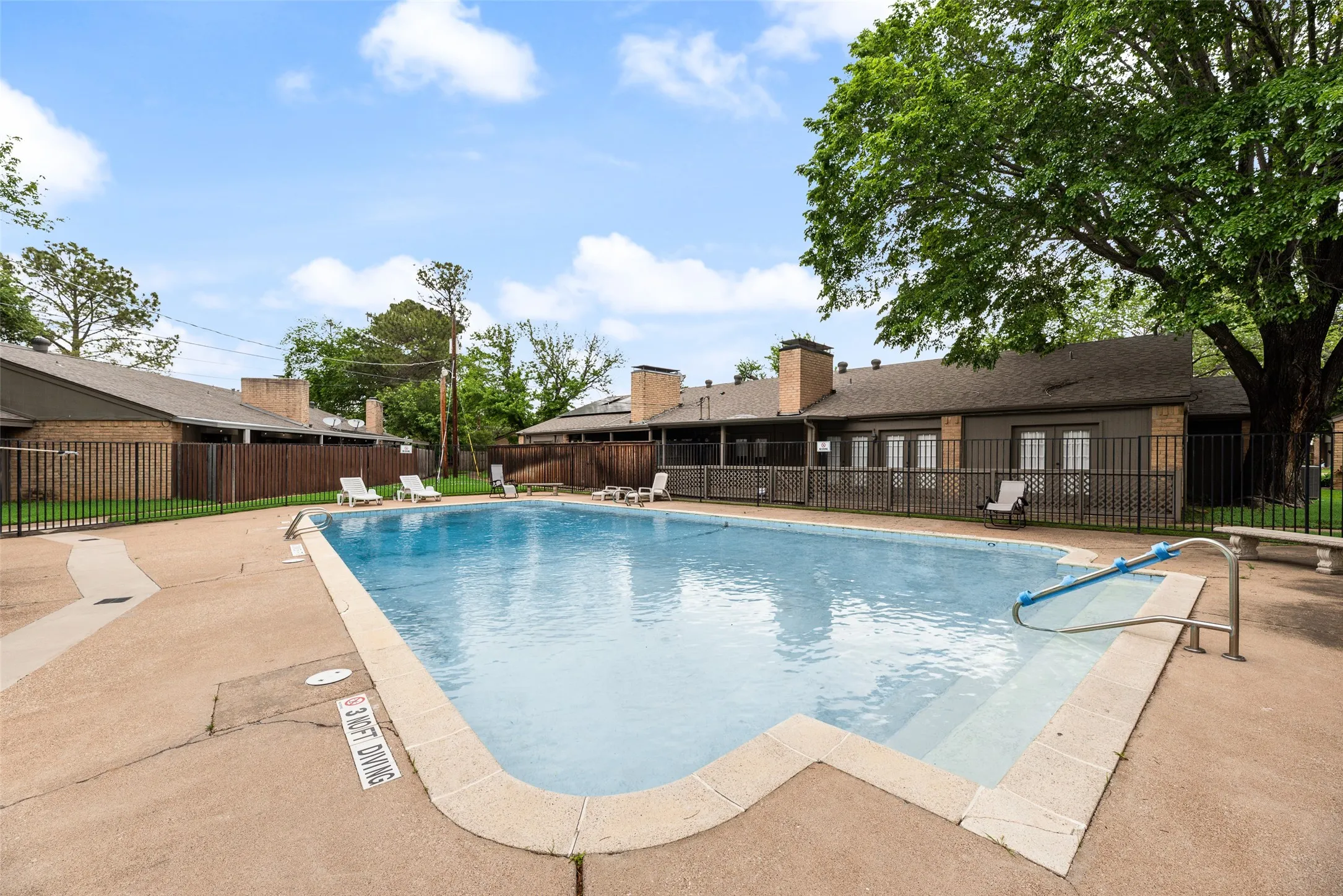 Single Family Residence For Sale in Dallas County , 1801 Woodview Court, Grand Prairie, Texas 75050, 3 Bedroom, 2 Bathroom, 2 Garage spaces, 1,586 Sqft, built in 1976, Preowned, mls#21237905, Real Estate Agent in Grand Prairie, Homes For Sale in Dallas county, Homes For Sale in Grand Prairie, Realtor in Grand Prairie Texas, Real Estate Brokerage Independent Realty Texas, Luminita Cordes Realtor
