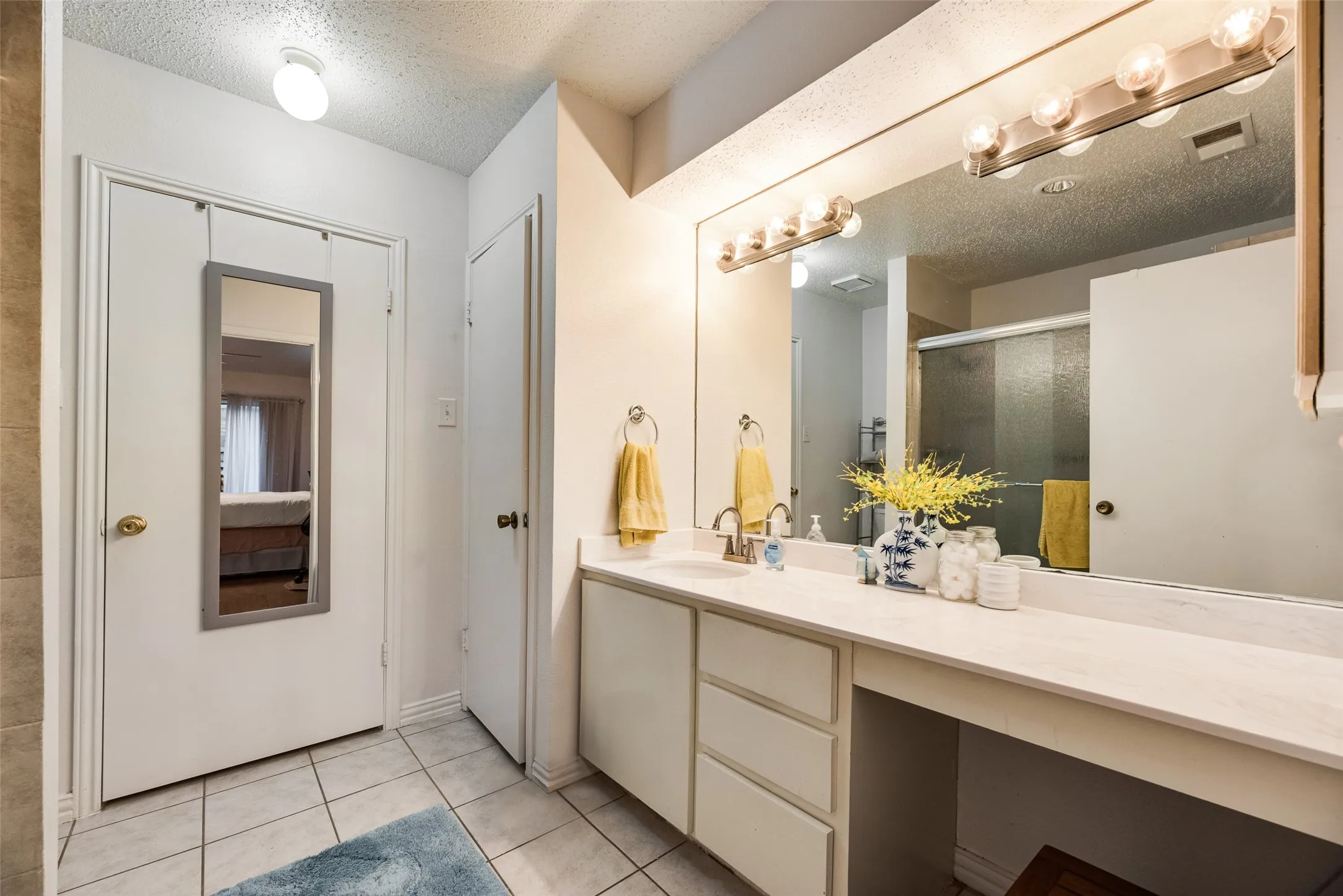 Single Family Residence For Sale in Dallas County , 1801 Woodview Court, Grand Prairie, Texas 75050, 3 Bedroom, 2 Bathroom, 2 Garage spaces, 1,586 Sqft, built in 1976, Preowned, mls#21237905, Real Estate Agent in Grand Prairie, Homes For Sale in Dallas county, Homes For Sale in Grand Prairie, Realtor in Grand Prairie Texas, Real Estate Brokerage Independent Realty Texas, Luminita Cordes Realtor