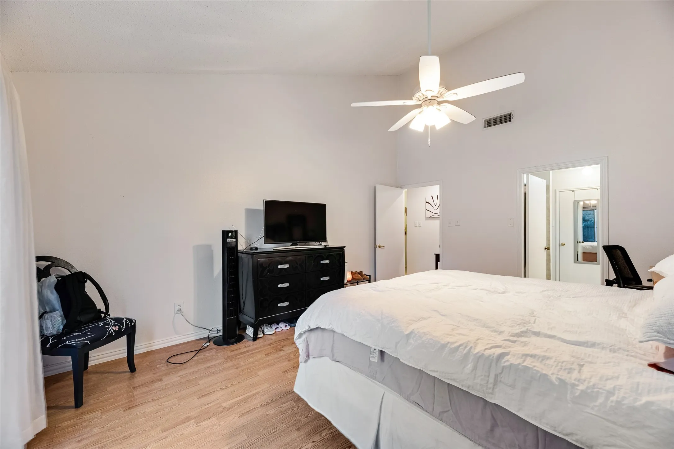 Single Family Residence For Sale in Dallas County , 1801 Woodview Court, Grand Prairie, Texas 75050, 3 Bedroom, 2 Bathroom, 2 Garage spaces, 1,586 Sqft, built in 1976, Preowned, mls#21237905, Real Estate Agent in Grand Prairie, Homes For Sale in Dallas county, Homes For Sale in Grand Prairie, Realtor in Grand Prairie Texas, Real Estate Brokerage Independent Realty Texas, Luminita Cordes Realtor