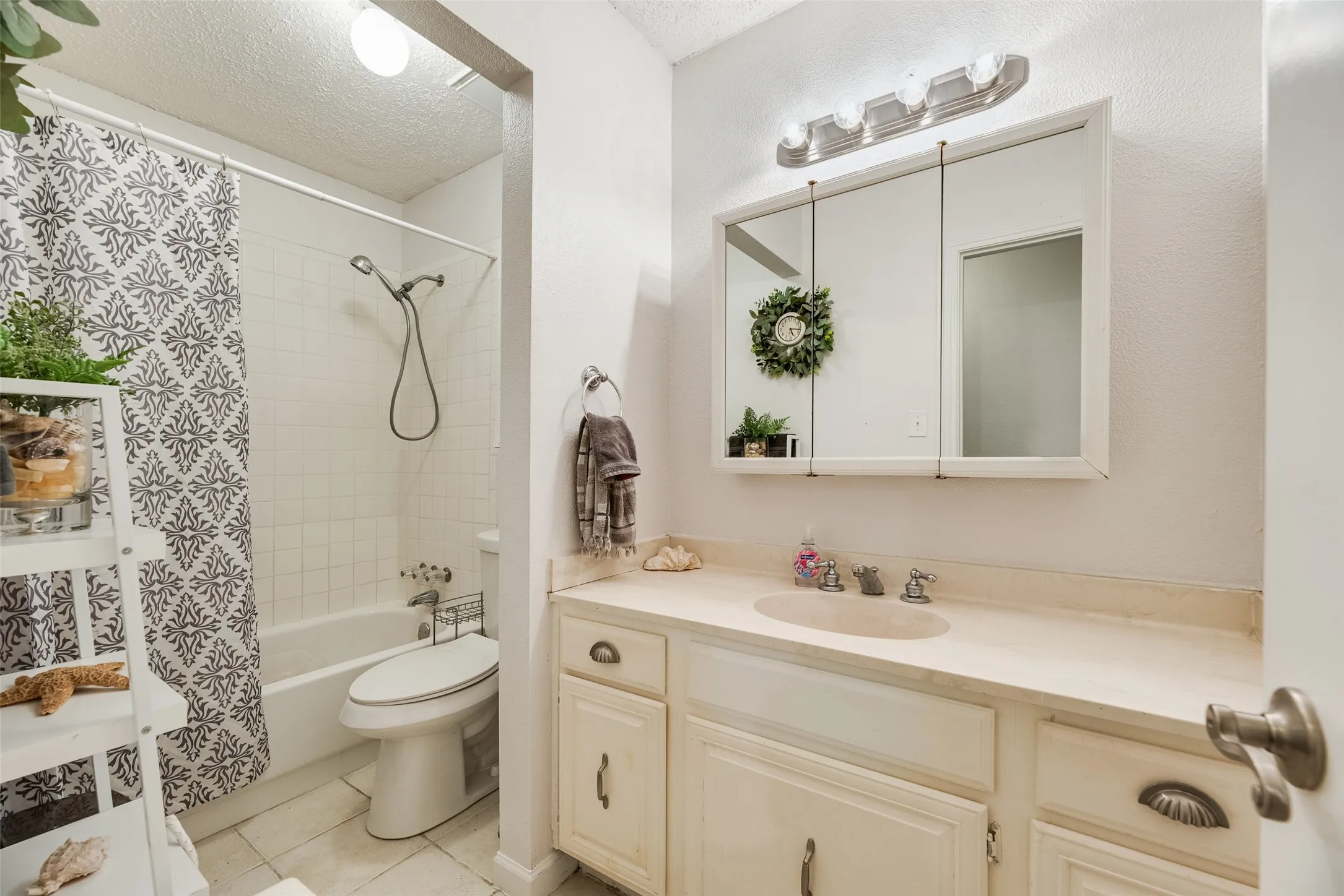 Single Family Residence For Sale in Dallas County , 1801 Woodview Court, Grand Prairie, Texas 75050, 3 Bedroom, 2 Bathroom, 2 Garage spaces, 1,586 Sqft, built in 1976, Preowned, mls#21237905, Real Estate Agent in Grand Prairie, Homes For Sale in Dallas county, Homes For Sale in Grand Prairie, Realtor in Grand Prairie Texas, Real Estate Brokerage Independent Realty Texas, Luminita Cordes Realtor