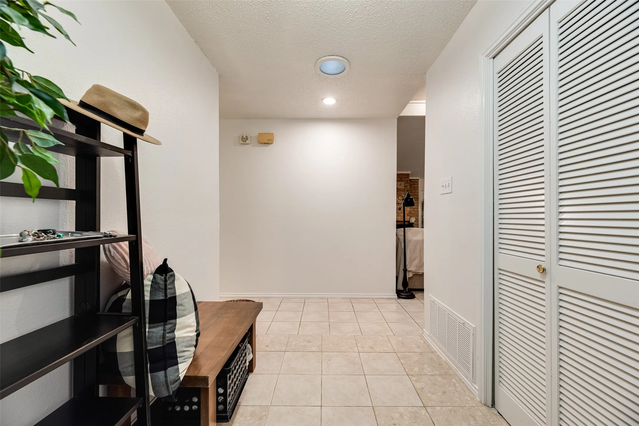 Single Family Residence For Sale in Dallas County , 1801 Woodview Court, Grand Prairie, Texas 75050, 3 Bedroom, 2 Bathroom, 2 Garage spaces, 1,586 Sqft, built in 1976, Preowned, mls#21237905, Real Estate Agent in Grand Prairie, Homes For Sale in Dallas county, Homes For Sale in Grand Prairie, Realtor in Grand Prairie Texas, Real Estate Brokerage Independent Realty Texas, Luminita Cordes Realtor