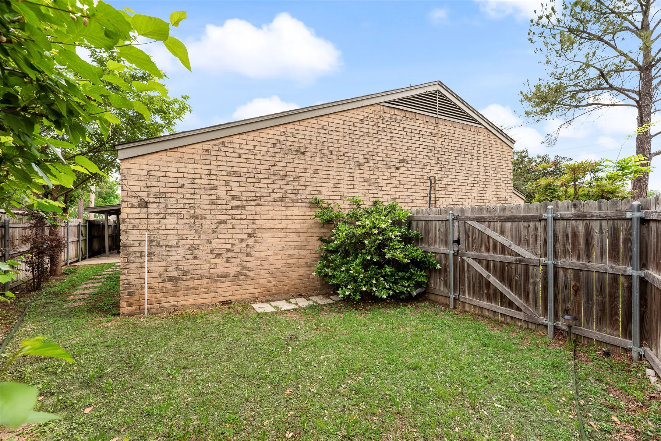 Single Family Residence For Sale in Dallas County , 1801 Woodview Court, Grand Prairie, Texas 75050, 3 Bedroom, 2 Bathroom, 2 Garage spaces, 1,586 Sqft, built in 1976, Preowned, mls#21237905, Real Estate Agent in Grand Prairie, Homes For Sale in Dallas county, Homes For Sale in Grand Prairie, Realtor in Grand Prairie Texas, Real Estate Brokerage Independent Realty Texas, Luminita Cordes Realtor