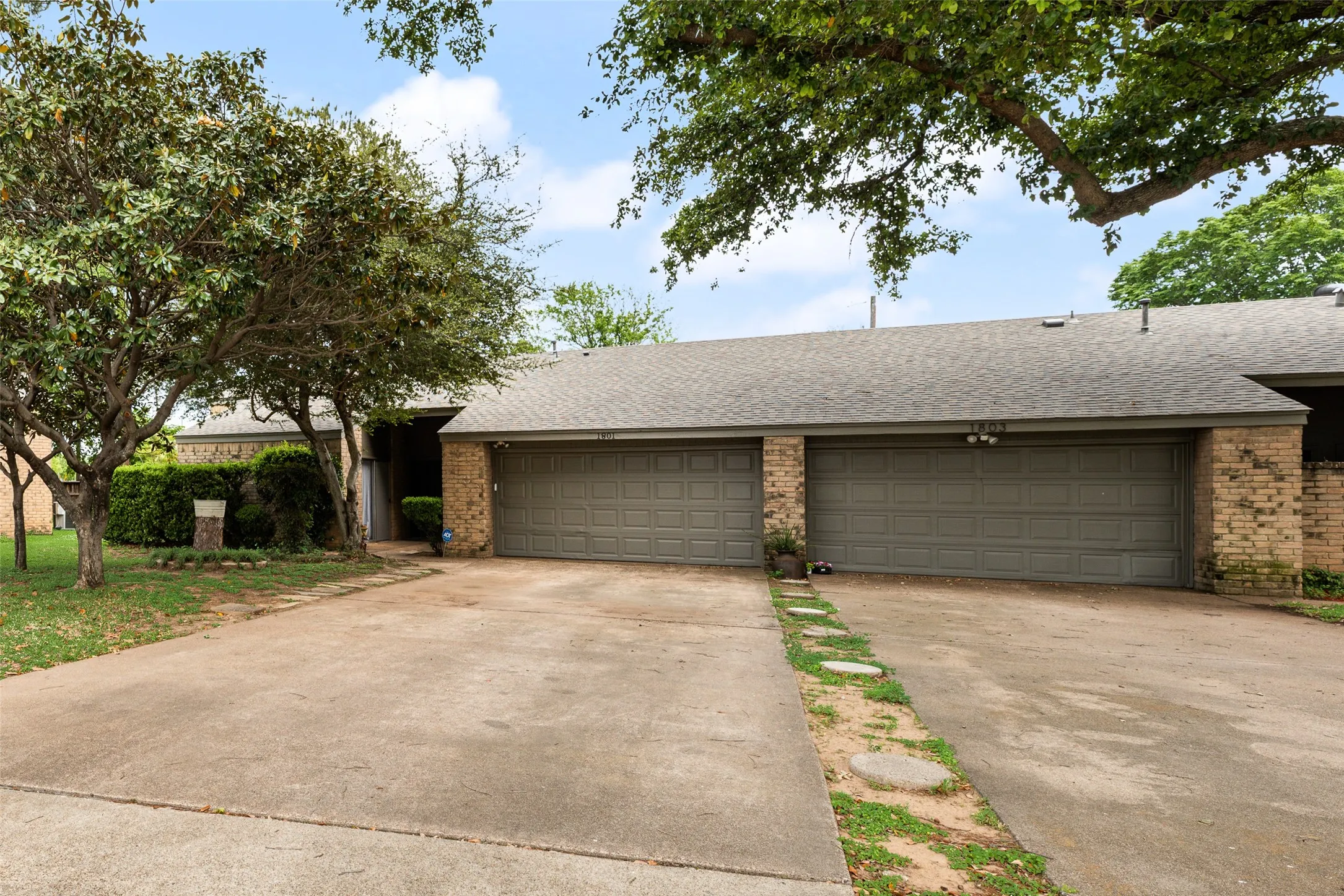 Single Family Residence For Sale in Dallas County , 1801 Woodview Court, Grand Prairie, Texas 75050, 3 Bedroom, 2 Bathroom, 2 Garage spaces, 1,586 Sqft, built in 1976, Preowned, mls#21237905, Real Estate Agent in Grand Prairie, Homes For Sale in Dallas county, Homes For Sale in Grand Prairie, Realtor in Grand Prairie Texas, Real Estate Brokerage Independent Realty Texas, Luminita Cordes Realtor