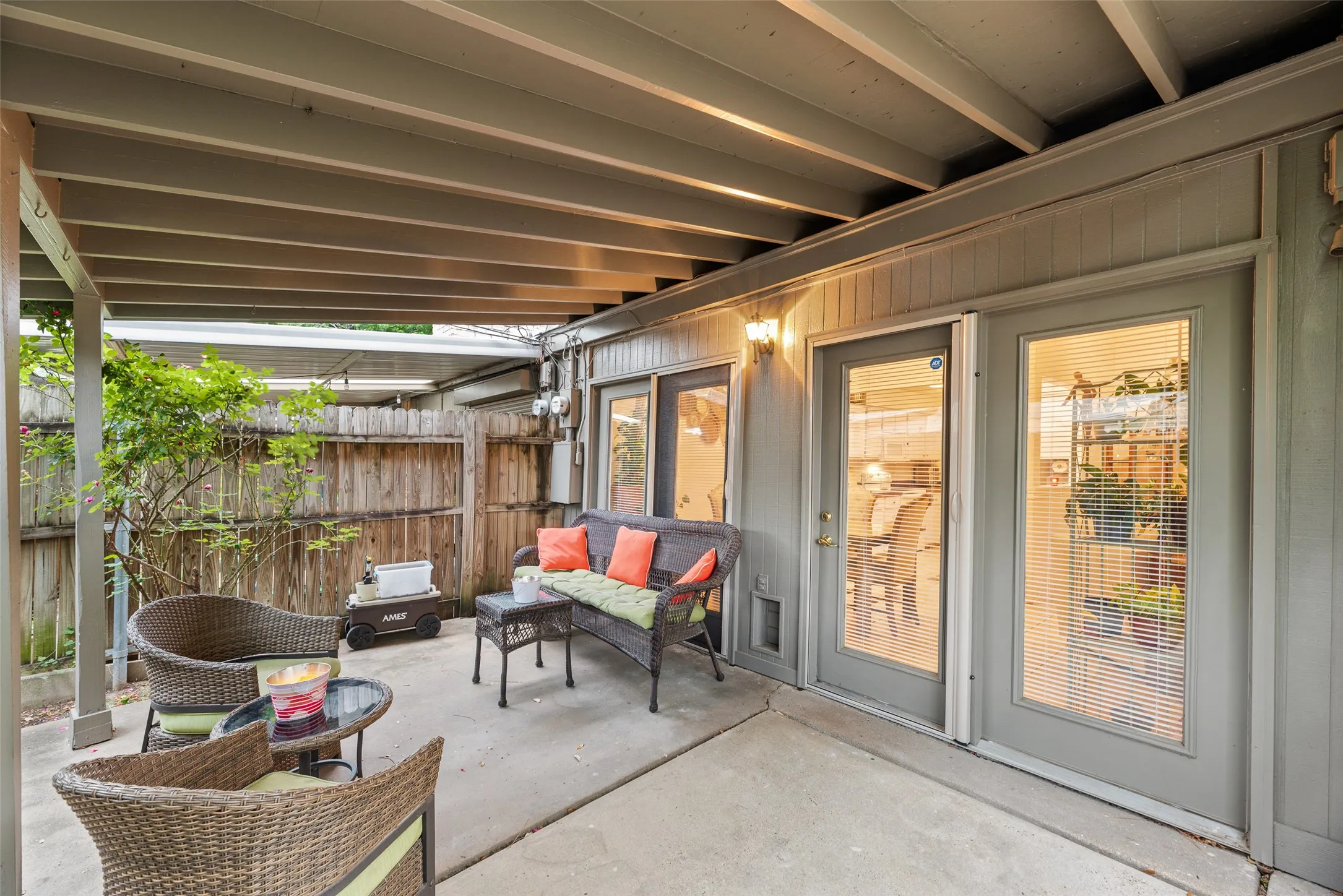 Single Family Residence For Sale in Dallas County , 1801 Woodview Court, Grand Prairie, Texas 75050, 3 Bedroom, 2 Bathroom, 2 Garage spaces, 1,586 Sqft, built in 1976, Preowned, mls#21237905, Real Estate Agent in Grand Prairie, Homes For Sale in Dallas county, Homes For Sale in Grand Prairie, Realtor in Grand Prairie Texas, Real Estate Brokerage Independent Realty Texas, Luminita Cordes Realtor