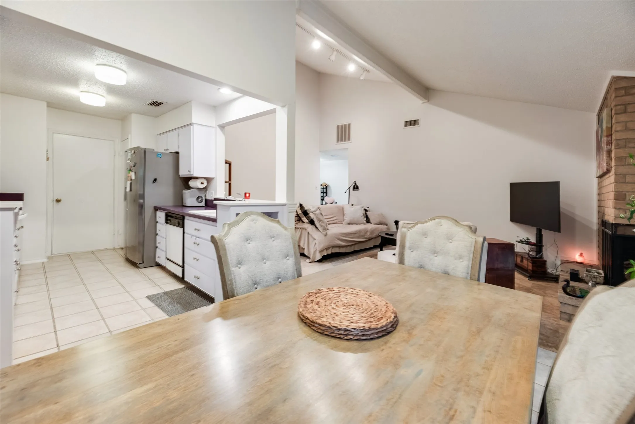 Single Family Residence For Sale in Dallas County , 1801 Woodview Court, Grand Prairie, Texas 75050, 3 Bedroom, 2 Bathroom, 2 Garage spaces, 1,586 Sqft, built in 1976, Preowned, mls#21237905, Real Estate Agent in Grand Prairie, Homes For Sale in Dallas county, Homes For Sale in Grand Prairie, Realtor in Grand Prairie Texas, Real Estate Brokerage Independent Realty Texas, Luminita Cordes Realtor