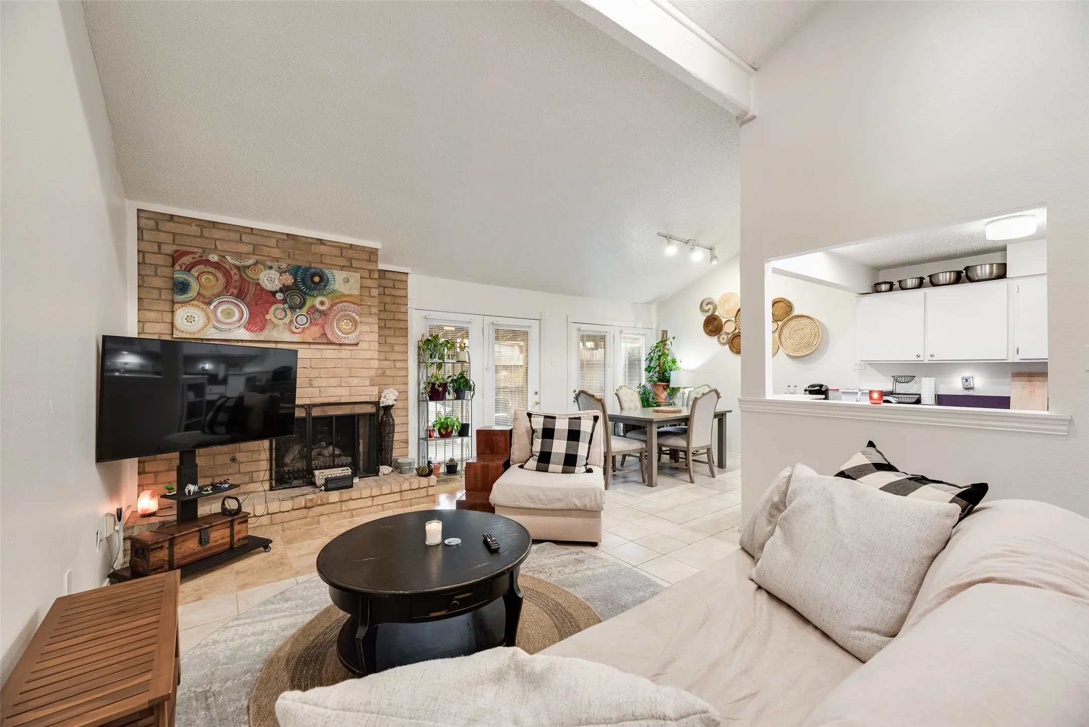 Single Family Residence For Sale in Dallas County , 1801 Woodview Court, Grand Prairie, Texas 75050, 3 Bedroom, 2 Bathroom, 2 Garage spaces, 1,586 Sqft, built in 1976, Preowned, mls#21237905, Real Estate Agent in Grand Prairie, Homes For Sale in Dallas county, Homes For Sale in Grand Prairie, Realtor in Grand Prairie Texas, Real Estate Brokerage Independent Realty Texas, Luminita Cordes Realtor