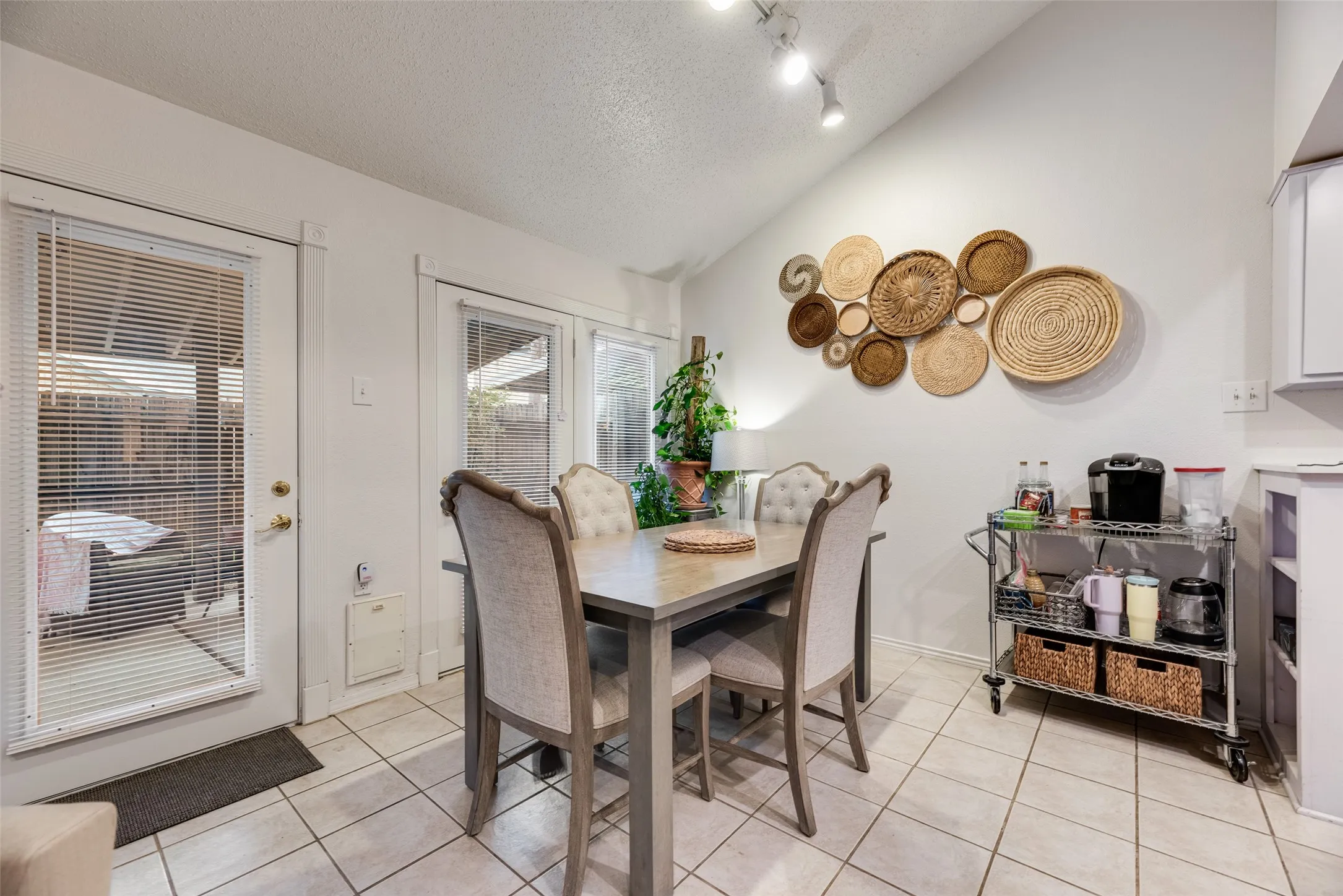 Single Family Residence For Sale in Dallas County , 1801 Woodview Court, Grand Prairie, Texas 75050, 3 Bedroom, 2 Bathroom, 2 Garage spaces, 1,586 Sqft, built in 1976, Preowned, mls#21237905, Real Estate Agent in Grand Prairie, Homes For Sale in Dallas county, Homes For Sale in Grand Prairie, Realtor in Grand Prairie Texas, Real Estate Brokerage Independent Realty Texas, Luminita Cordes Realtor