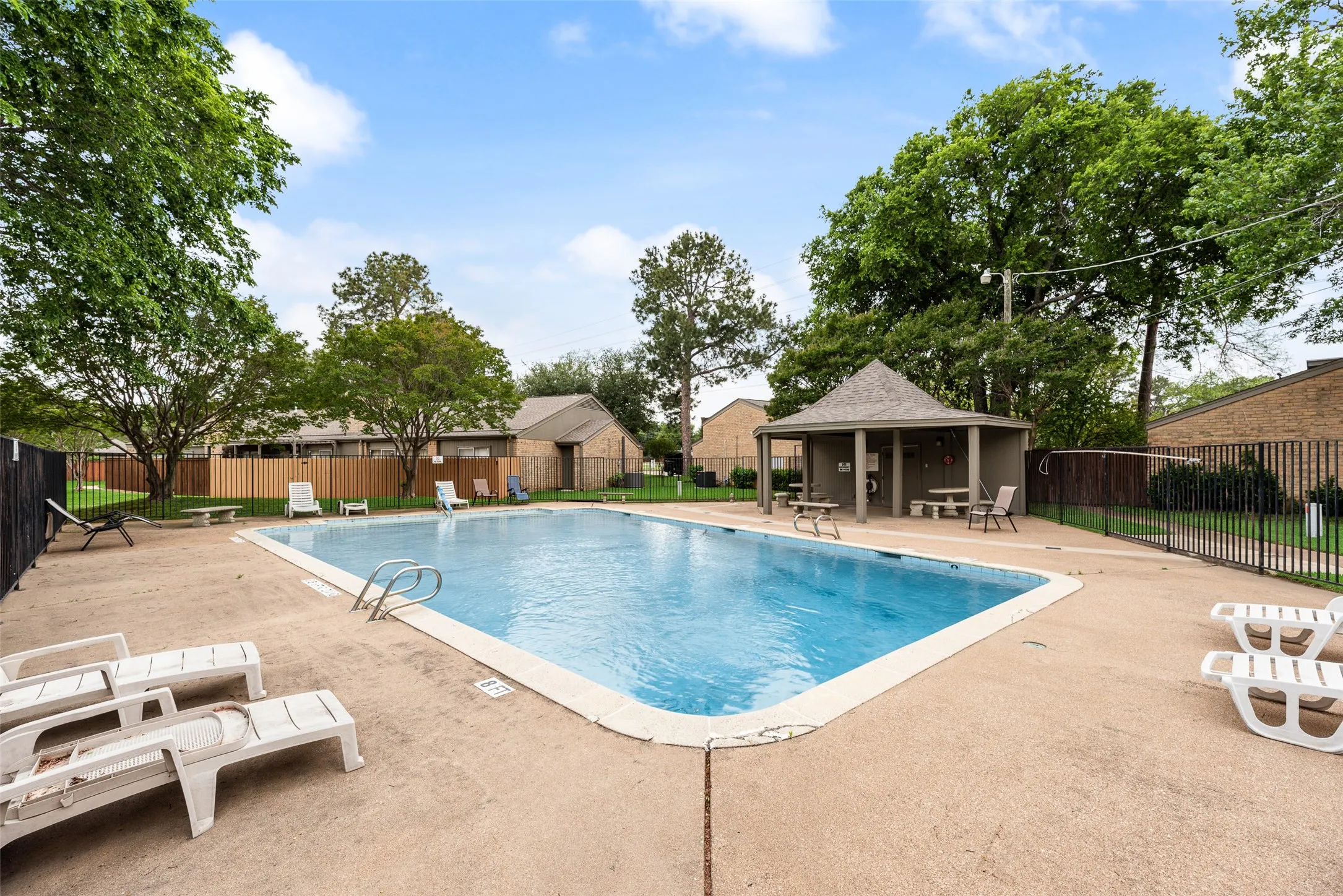 Single Family Residence For Sale in Dallas County , 1801 Woodview Court, Grand Prairie, Texas 75050, 3 Bedroom, 2 Bathroom, 2 Garage spaces, 1,586 Sqft, built in 1976, Preowned, mls#21237905, Real Estate Agent in Grand Prairie, Homes For Sale in Dallas county, Homes For Sale in Grand Prairie, Realtor in Grand Prairie Texas, Real Estate Brokerage Independent Realty Texas, Luminita Cordes Realtor