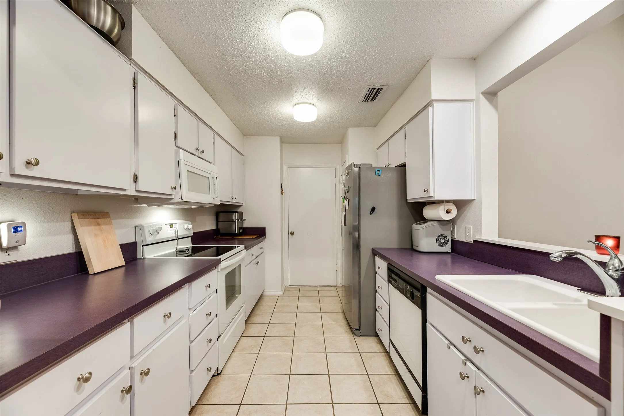 Single Family Residence For Sale in Dallas County , 1801 Woodview Court, Grand Prairie, Texas 75050, 3 Bedroom, 2 Bathroom, 2 Garage spaces, 1,586 Sqft, built in 1976, Preowned, mls#21237905, Real Estate Agent in Grand Prairie, Homes For Sale in Dallas county, Homes For Sale in Grand Prairie, Realtor in Grand Prairie Texas, Real Estate Brokerage Independent Realty Texas, Luminita Cordes Realtor