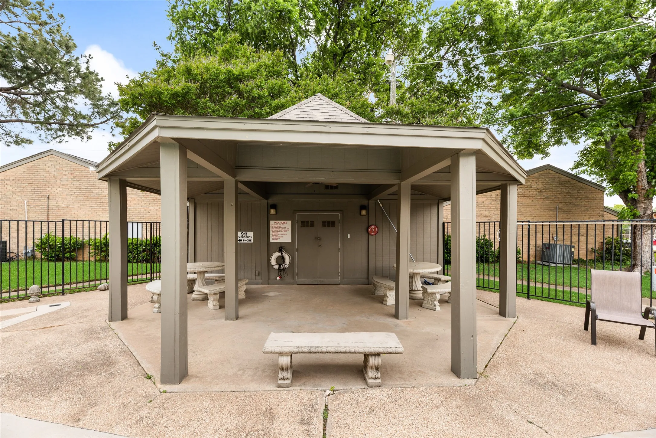 Single Family Residence For Sale in Dallas County , 1801 Woodview Court, Grand Prairie, Texas 75050, 3 Bedroom, 2 Bathroom, 2 Garage spaces, 1,586 Sqft, built in 1976, Preowned, mls#21237905, Real Estate Agent in Grand Prairie, Homes For Sale in Dallas county, Homes For Sale in Grand Prairie, Realtor in Grand Prairie Texas, Real Estate Brokerage Independent Realty Texas, Luminita Cordes Realtor