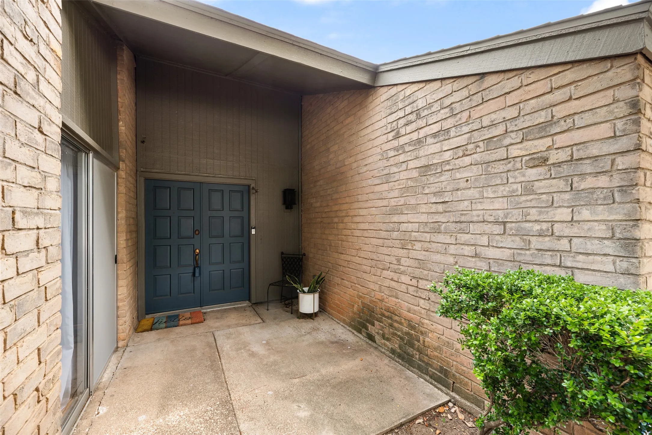 Single Family Residence For Sale in Dallas County , 1801 Woodview Court, Grand Prairie, Texas 75050, 3 Bedroom, 2 Bathroom, 2 Garage spaces, 1,586 Sqft, built in 1976, Preowned, mls#21237905, Real Estate Agent in Grand Prairie, Homes For Sale in Dallas county, Homes For Sale in Grand Prairie, Realtor in Grand Prairie Texas, Real Estate Brokerage Independent Realty Texas, Luminita Cordes Realtor