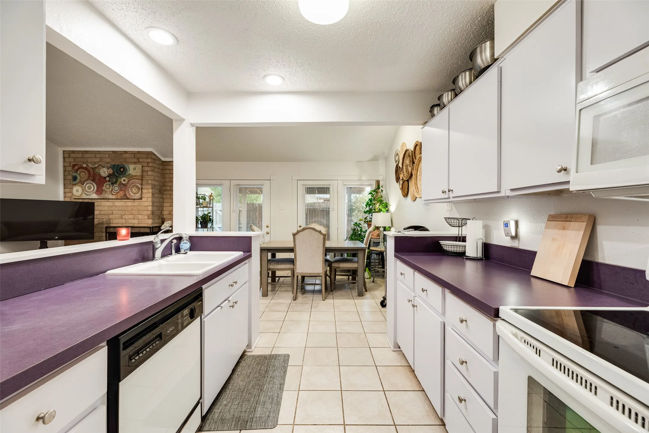 Single Family Residence For Sale in Dallas County , 1801 Woodview Court, Grand Prairie, Texas 75050, 3 Bedroom, 2 Bathroom, 2 Garage spaces, 1,586 Sqft, built in 1976, Preowned, mls#21237905, Real Estate Agent in Grand Prairie, Homes For Sale in Dallas county, Homes For Sale in Grand Prairie, Realtor in Grand Prairie Texas, Real Estate Brokerage Independent Realty Texas, Luminita Cordes Realtor