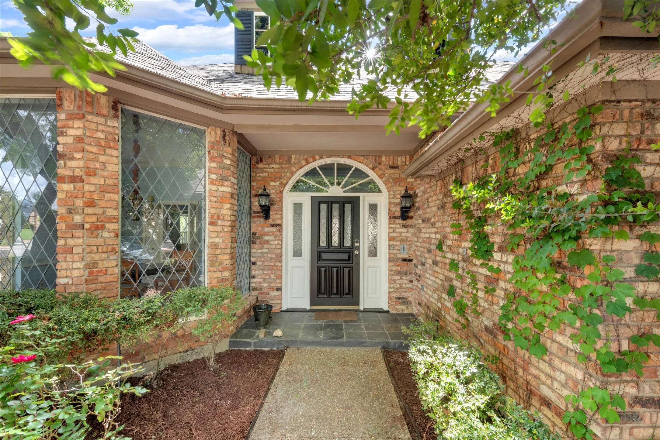 Single Family Residence For Sale in Dallas County , 6214 Liberty Hill, Dallas, Texas 75248, 4 Bedroom, 3 Bathroom, 2 Garage spaces, 2,168 Sqft, built in 1984, Preowned, mls#21242875, Real Estate Agent in Dallas, Homes For Sale in Dallas county, Homes For Sale in Dallas, Realtor in Dallas Texas, Real Estate Brokerage Independent Realty Texas, Luminita Cordes Realtor