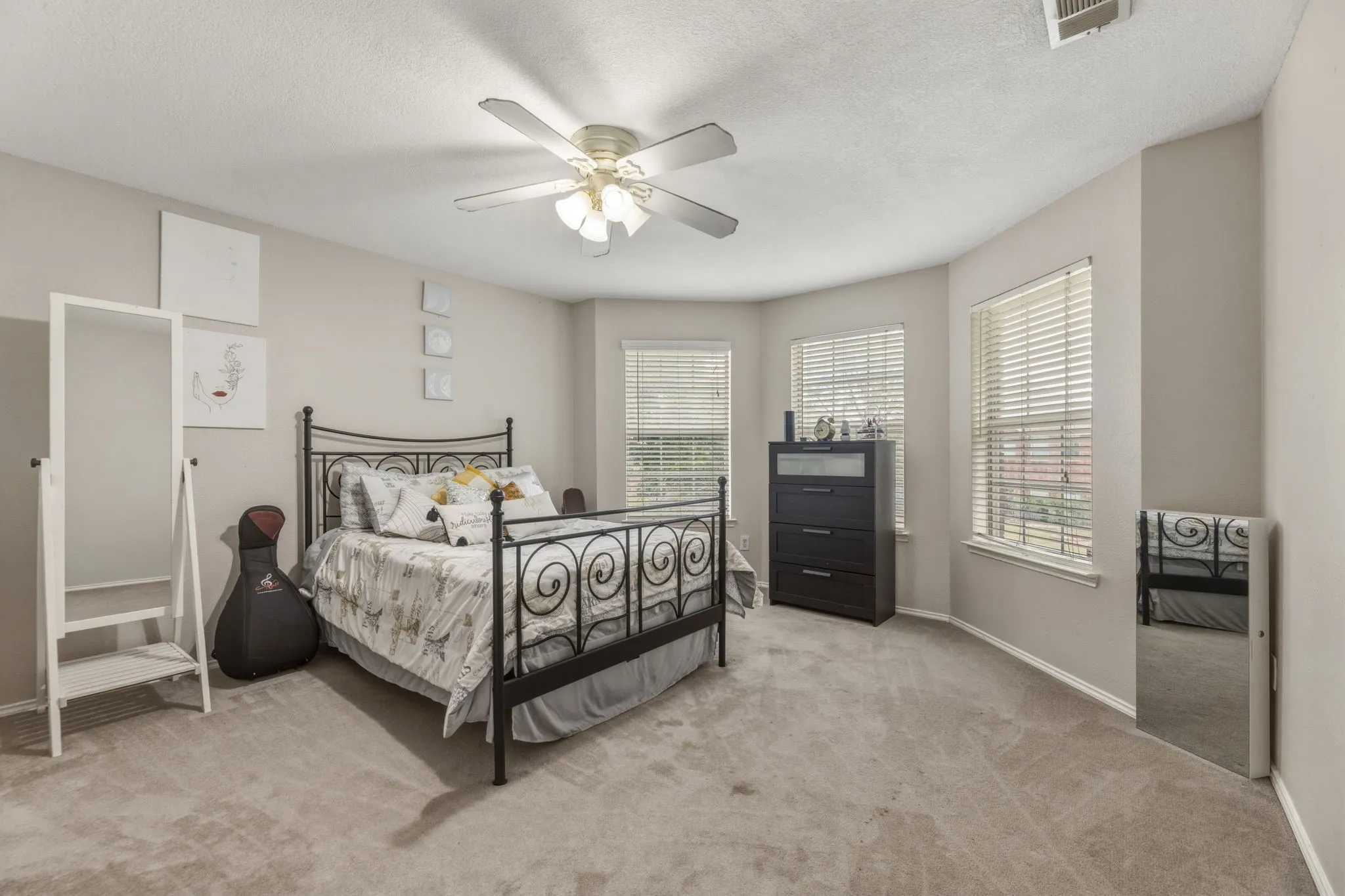 Single Family Residence For Sale in Collin County , 1817 Lake Whitney Lane, Allen, Texas 75002, 6 Bedroom, 4 Bathroom, 2 Garage spaces, 4,006 Sqft, built in 2000, Preowned, mls#21238039, Real Estate Agent in Allen, Homes For Sale in Collin county, Homes For Sale in Allen, Realtor in Allen Texas, Real Estate Brokerage Independent Realty Texas, Luminita Cordes Realtor