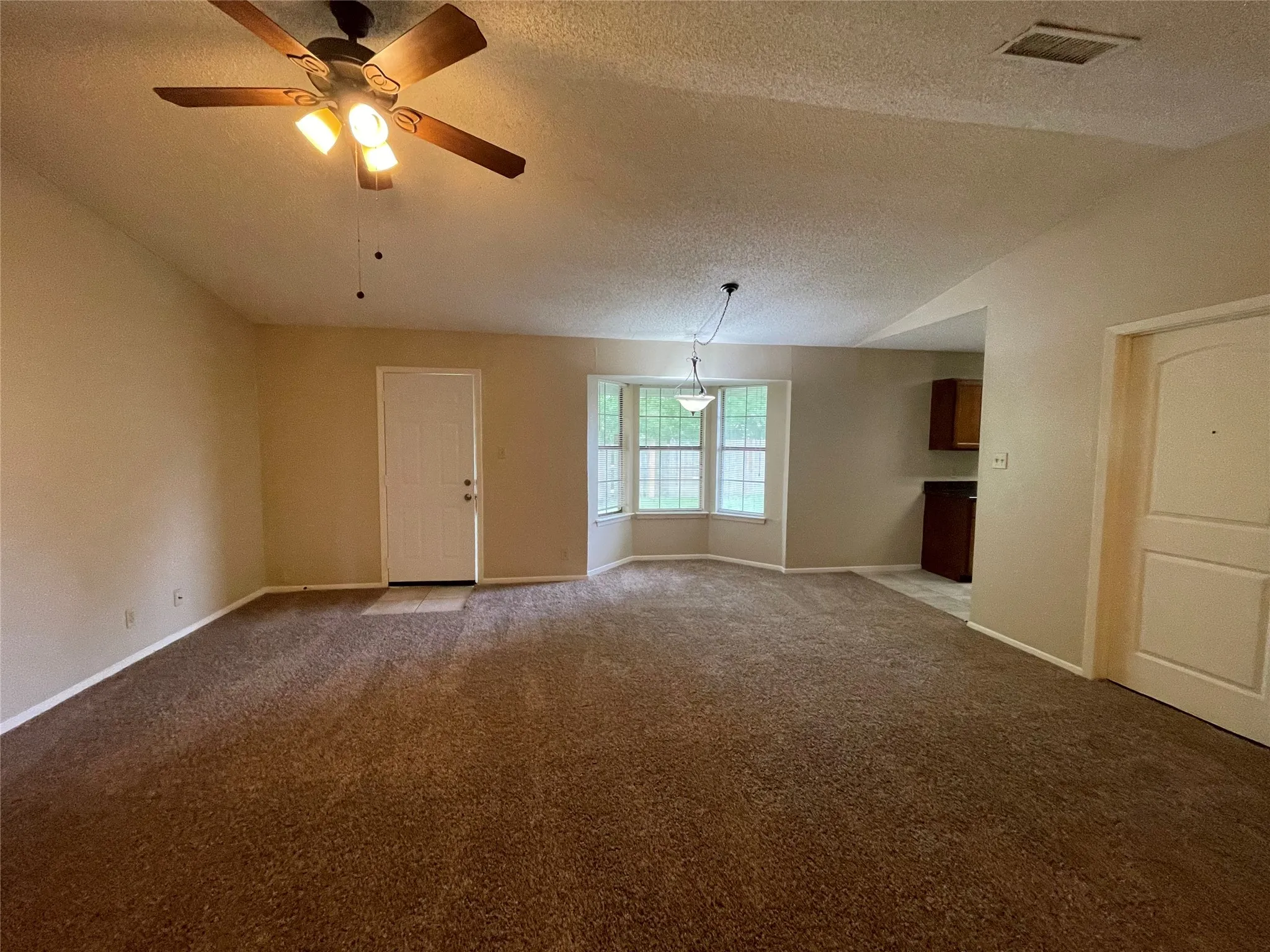 Single Family Residence For Rent in Rockwall County , 821 Loganwood Drive, Royse City, Texas 75189, 3 Bedroom, 2 Bathroom, 2 Garage spaces, 1,291 Sqft, built in 1985, Preowned, mls#21242842, Real Estate Agent in Royse City, Homes For Rent in Rockwall county, Homes For Rent in Royse City, Realtor in Royse City Texas, Real Estate Brokerage Independent Realty Texas, Luminita Cordes Realtor