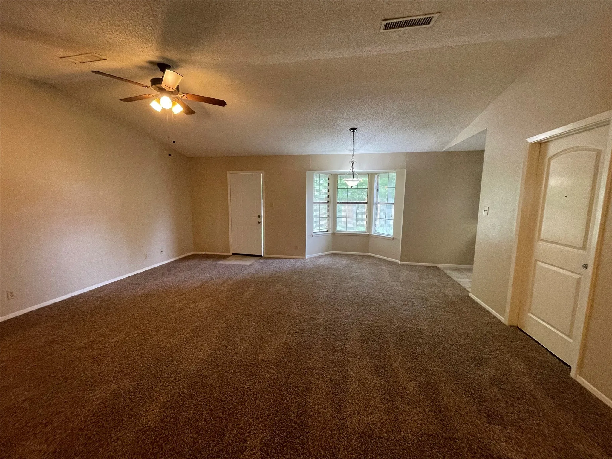 Single Family Residence For Rent in Rockwall County , 821 Loganwood Drive, Royse City, Texas 75189, 3 Bedroom, 2 Bathroom, 2 Garage spaces, 1,291 Sqft, built in 1985, Preowned, mls#21242842, Real Estate Agent in Royse City, Homes For Rent in Rockwall county, Homes For Rent in Royse City, Realtor in Royse City Texas, Real Estate Brokerage Independent Realty Texas, Luminita Cordes Realtor