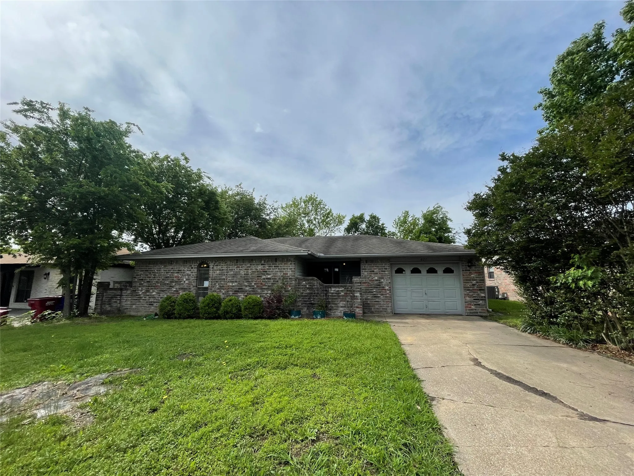 Single Family Residence For Rent in Rockwall County , 821 Loganwood Drive, Royse City, Texas 75189, 3 Bedroom, 2 Bathroom, 2 Garage spaces, 1,291 Sqft, built in 1985, Preowned, mls#21242842, Real Estate Agent in Royse City, Homes For Rent in Rockwall county, Homes For Rent in Royse City, Realtor in Royse City Texas, Real Estate Brokerage Independent Realty Texas, Luminita Cordes Realtor