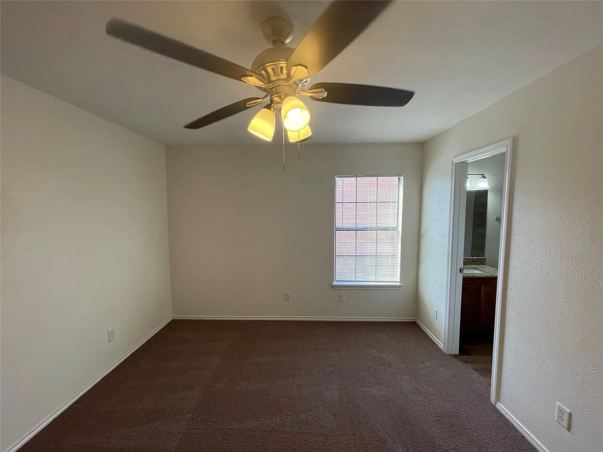 Single Family Residence For Rent in Rockwall County , 821 Loganwood Drive, Royse City, Texas 75189, 3 Bedroom, 2 Bathroom, 2 Garage spaces, 1,291 Sqft, built in 1985, Preowned, mls#21242842, Real Estate Agent in Royse City, Homes For Rent in Rockwall county, Homes For Rent in Royse City, Realtor in Royse City Texas, Real Estate Brokerage Independent Realty Texas, Luminita Cordes Realtor