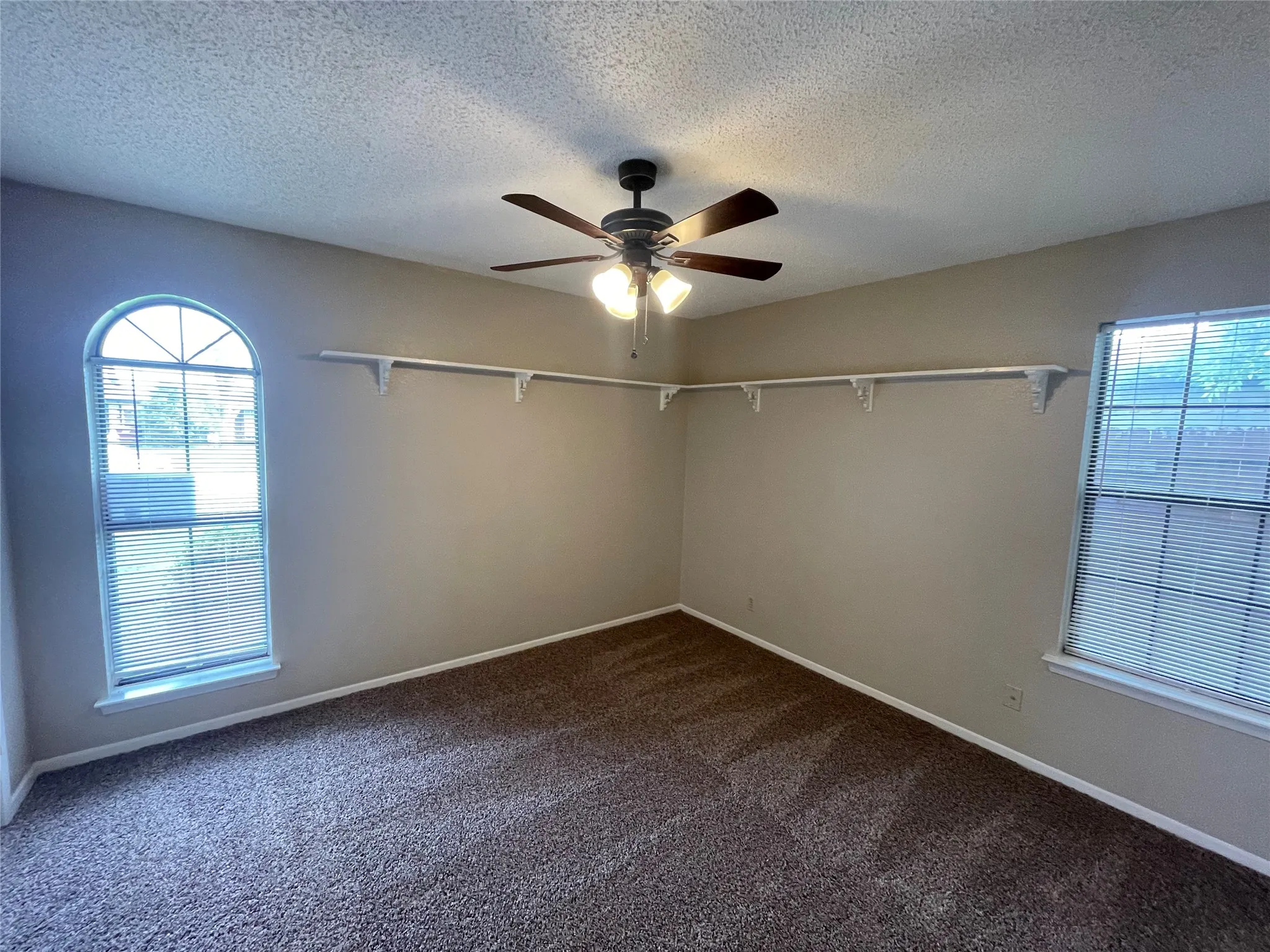 Single Family Residence For Rent in Rockwall County , 821 Loganwood Drive, Royse City, Texas 75189, 3 Bedroom, 2 Bathroom, 2 Garage spaces, 1,291 Sqft, built in 1985, Preowned, mls#21242842, Real Estate Agent in Royse City, Homes For Rent in Rockwall county, Homes For Rent in Royse City, Realtor in Royse City Texas, Real Estate Brokerage Independent Realty Texas, Luminita Cordes Realtor